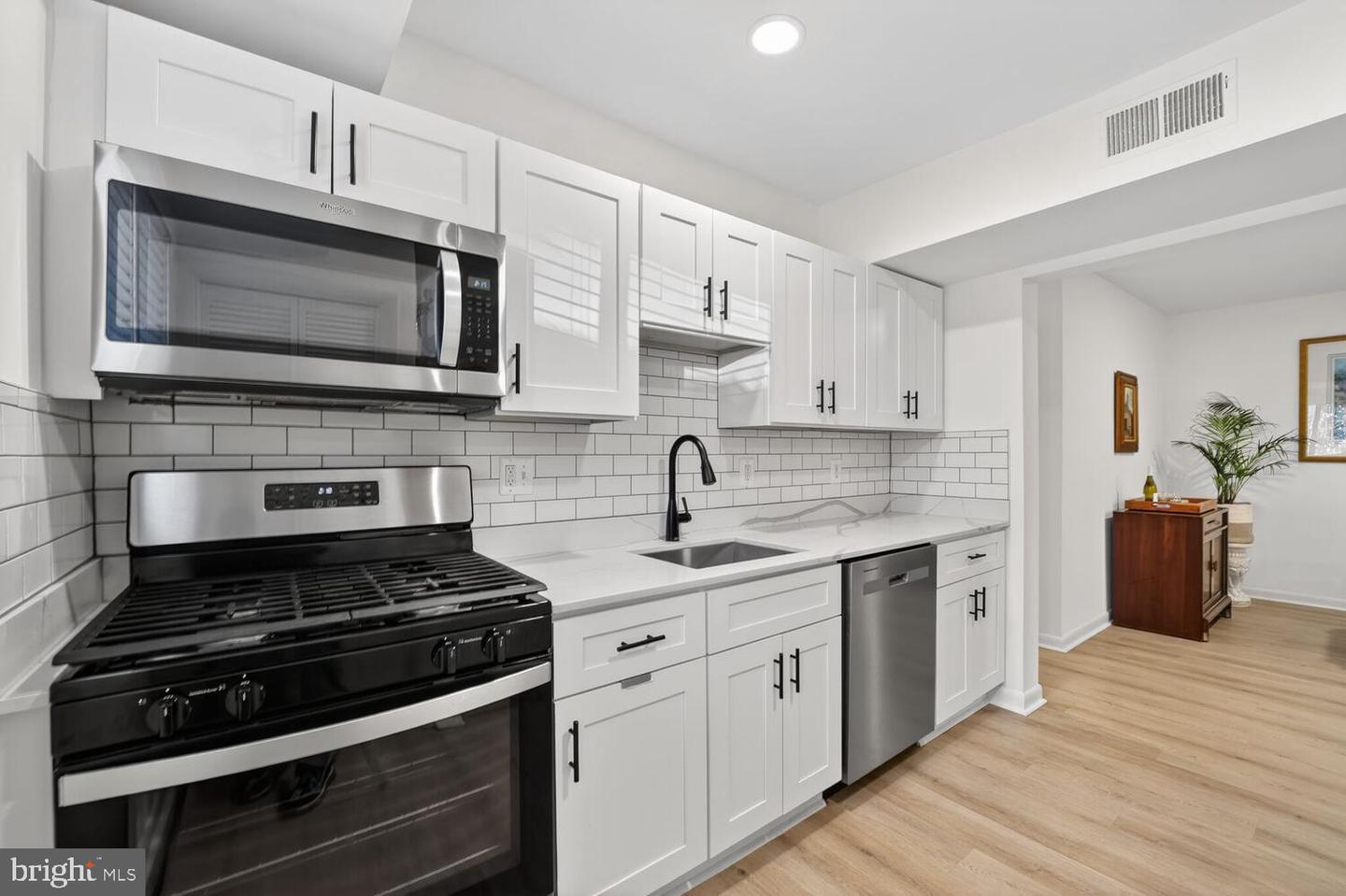 55 SKYHILL RD #101, ALEXANDRIA, Virginia 22314, 3 Bedrooms Bedrooms, ,2 BathroomsBathrooms,Residential,For sale,55 SKYHILL RD #101,VAAX2054642 MLS # VAAX2054642