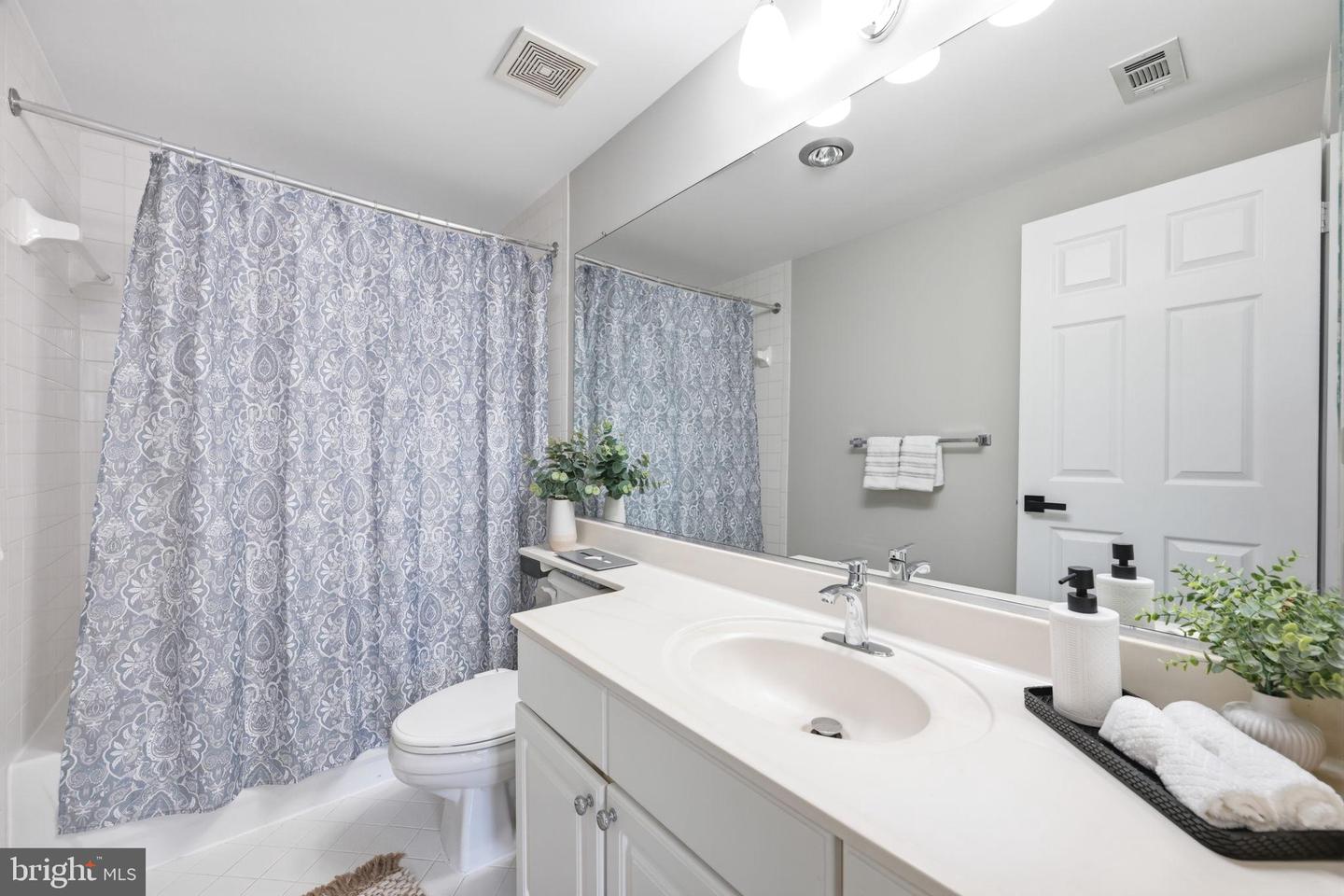 1045 N UTAH ST #2-701, ARLINGTON, Virginia 22201, 2 Bedrooms Bedrooms, 8 Rooms Rooms,2 BathroomsBathrooms,Residential,For sale,1045 N UTAH ST #2-701,VAAR2069530 MLS # VAAR2069530