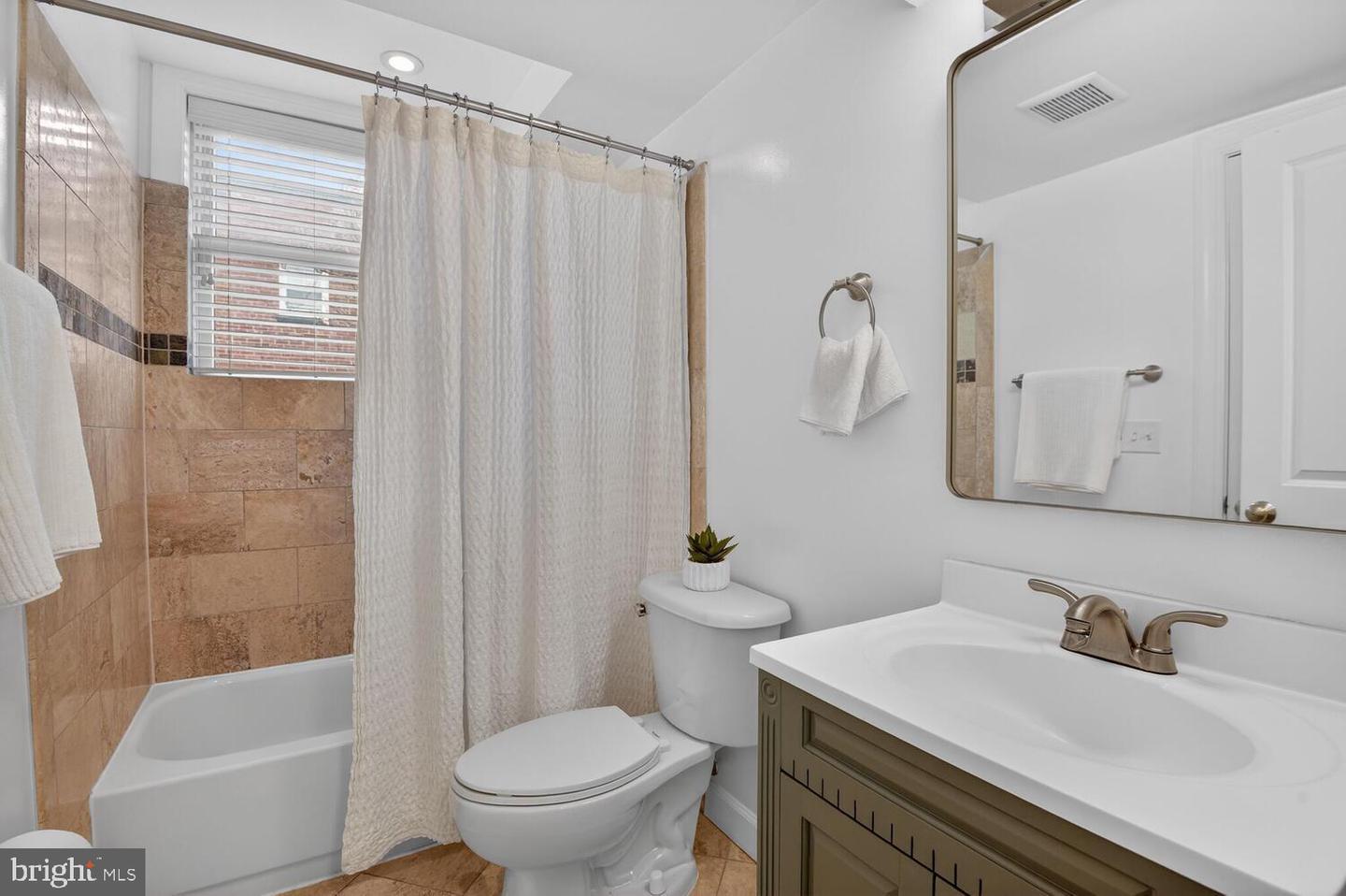 5040 1ST ST NW #302, WASHINGTON, District Of Columbia 20011, 2 Bedrooms Bedrooms, 7 Rooms Rooms,2 BathroomsBathrooms,Residential,For sale,5040 1ST ST NW #302,DCDC2248628 MLS # DCDC2248628