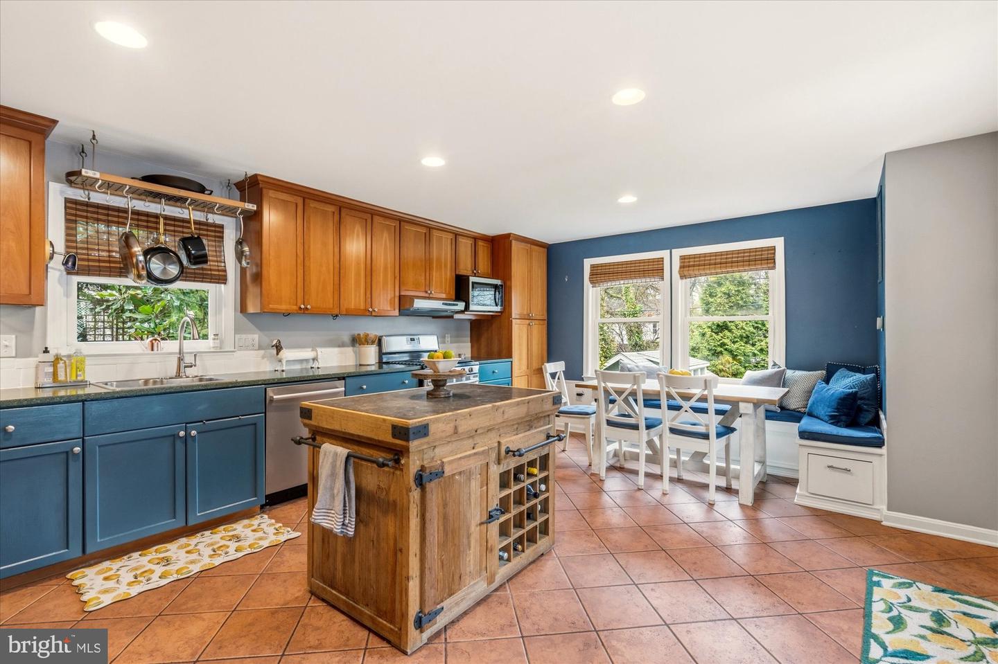 802 GRAND VIEW DR, ALEXANDRIA, Virginia 22305, 5 Bedrooms Bedrooms, ,3 BathroomsBathrooms,Residential,For sale,802 GRAND VIEW DR,VAAX2054714 MLS # VAAX2054714