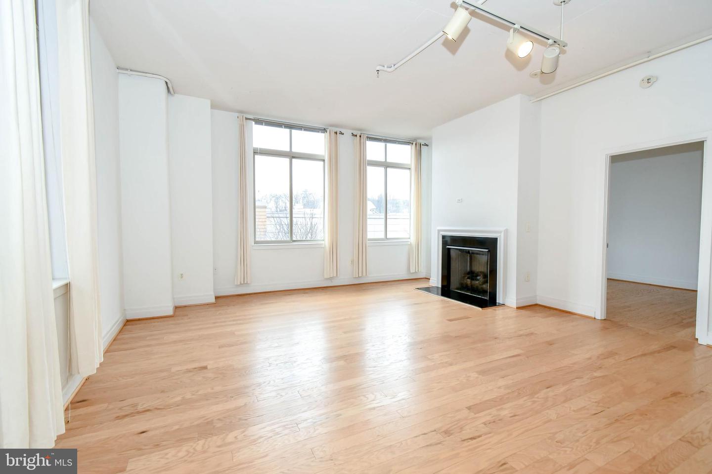 4490 MARKET COMMONS DR #302, FAIRFAX, Virginia 22033, 2 Bedrooms Bedrooms, ,2 BathroomsBathrooms,Residential,For sale,4490 MARKET COMMONS DR #302,VAFX2293868 MLS # VAFX2293868