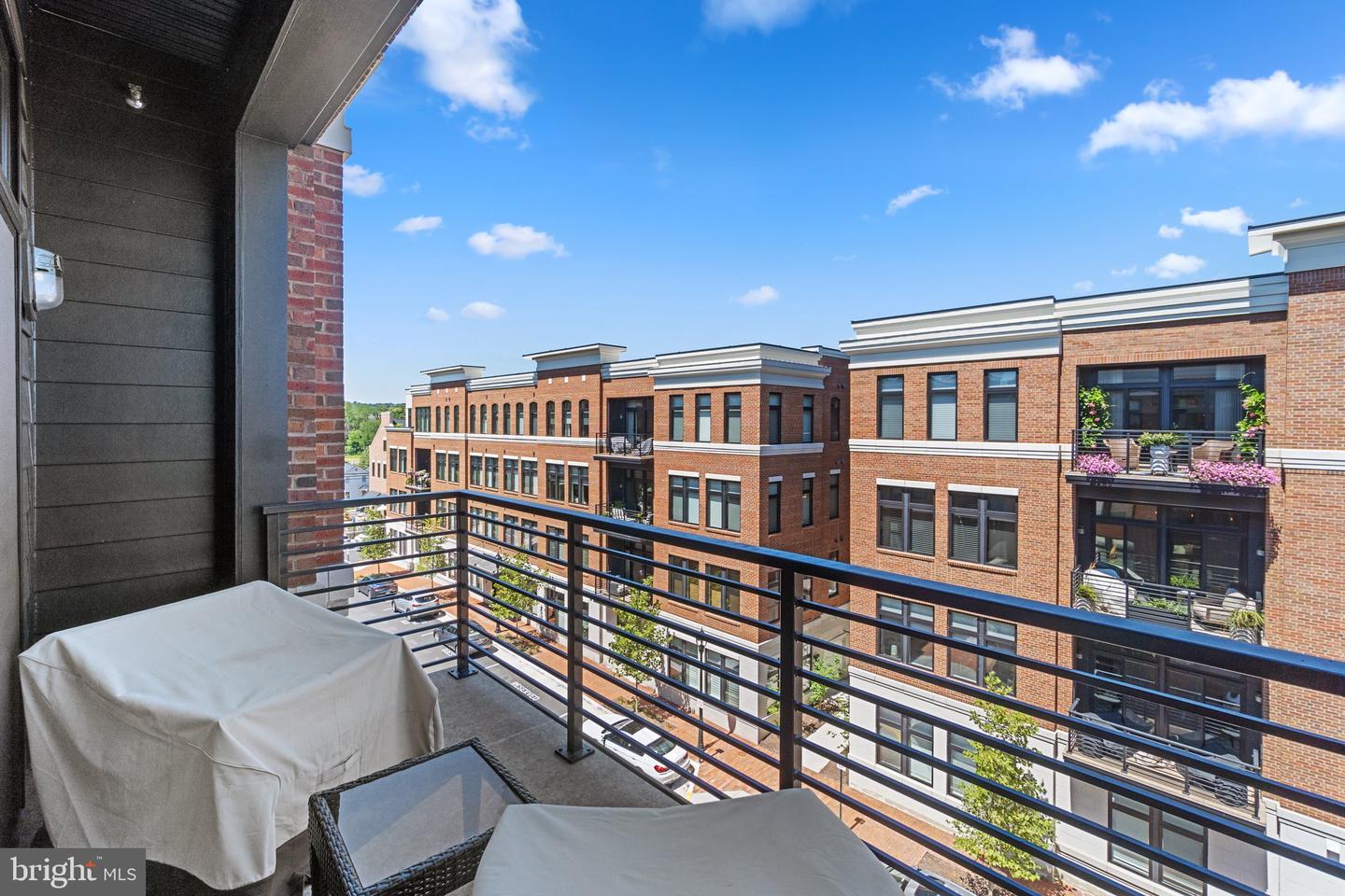 5 STATIONMASTER ST SE #400, LEESBURG, Virginia 20175, 2 Bedrooms Bedrooms, ,2 BathroomsBathrooms,Residential,For sale,5 STATIONMASTER ST SE #400,VALO2117286 MLS # VALO2117286