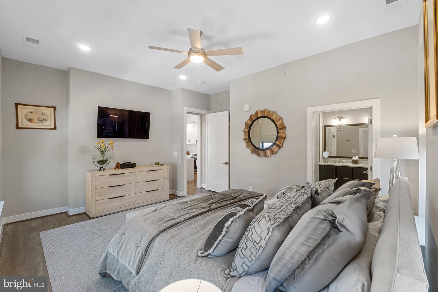 5 STATIONMASTER ST SE #400, LEESBURG, Virginia 20175, 2 Bedrooms Bedrooms, ,2 BathroomsBathrooms,Residential,For sale,5 STATIONMASTER ST SE #400,VALO2117286 MLS # VALO2117286