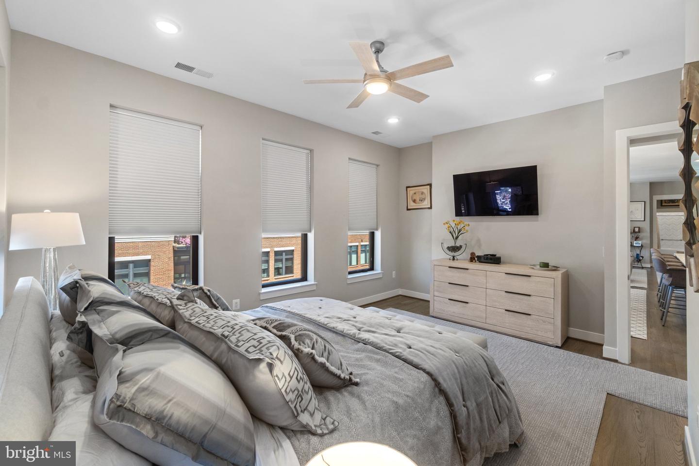 5 STATIONMASTER ST SE #400, LEESBURG, Virginia 20175, 2 Bedrooms Bedrooms, ,2 BathroomsBathrooms,Residential,For sale,5 STATIONMASTER ST SE #400,VALO2117286 MLS # VALO2117286