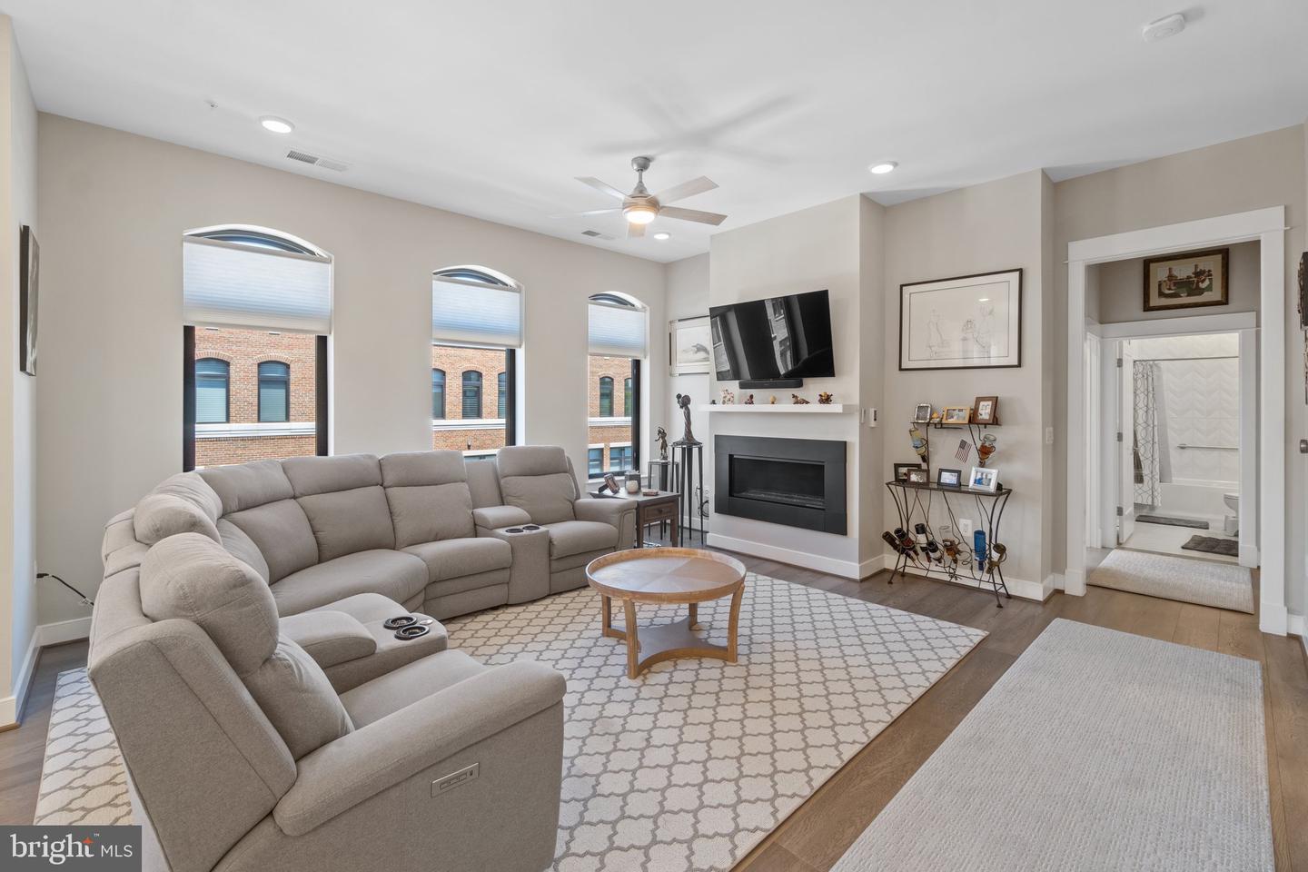 5 STATIONMASTER ST SE #400, LEESBURG, Virginia 20175, 2 Bedrooms Bedrooms, ,2 BathroomsBathrooms,Residential,For sale,5 STATIONMASTER ST SE #400,VALO2117286 MLS # VALO2117286