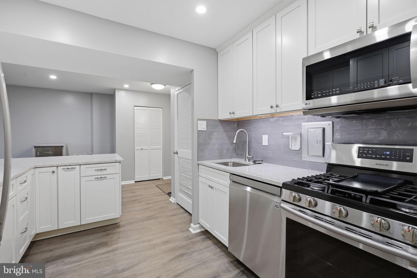 5340 HOLMES RUN PKWY #1017, ALEXANDRIA, Virginia 22304, 1 Bedroom Bedrooms, ,1 BathroomBathrooms,Residential,For sale,5340 HOLMES RUN PKWY #1017,VAAX2054790 MLS # VAAX2054790