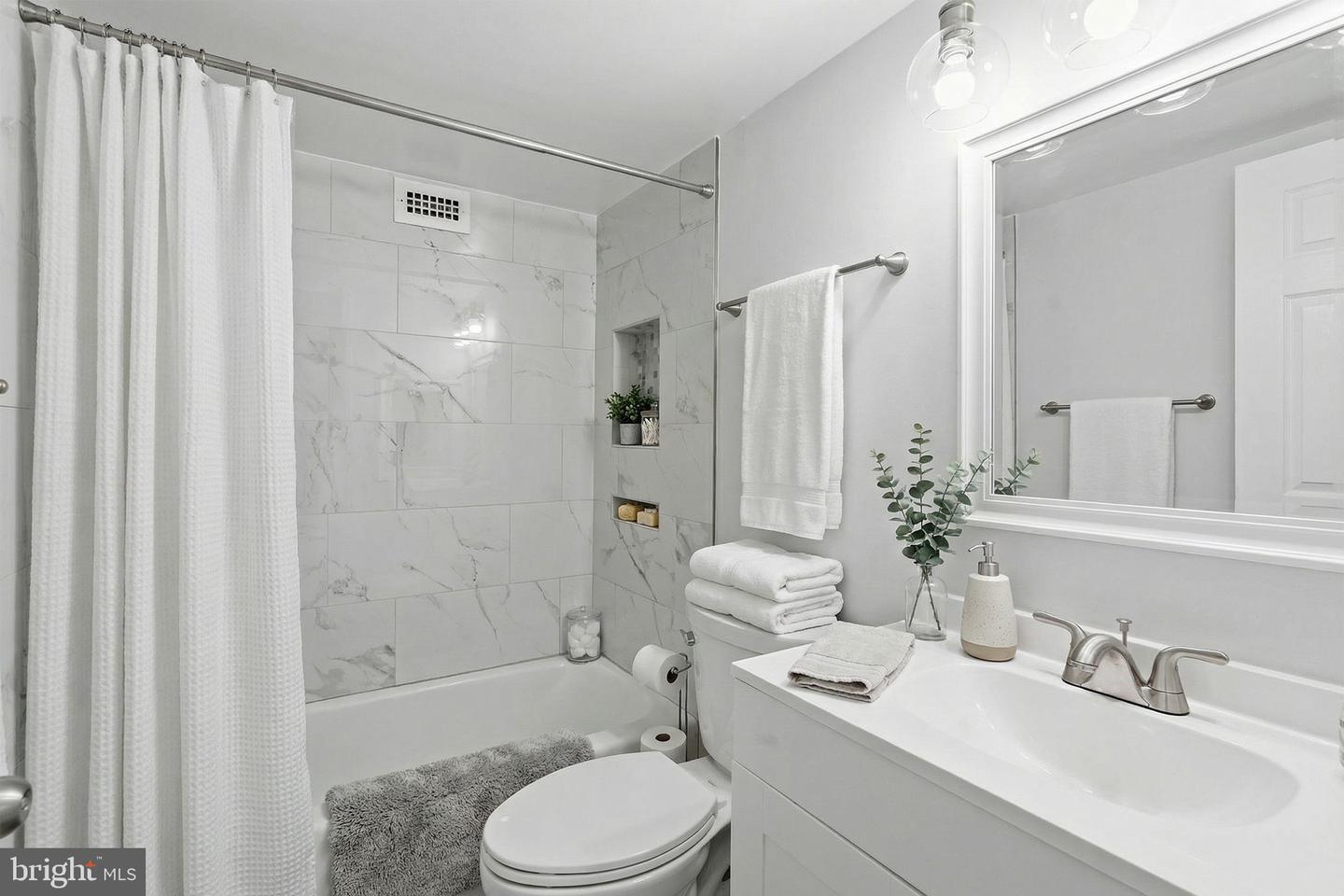 4600 S FOUR MILE RUN DR #613, ARLINGTON, Virginia 22204, 1 Bedroom Bedrooms, 5 Rooms Rooms,1 BathroomBathrooms,Residential,For sale,4600 S FOUR MILE RUN DR #613,VAAR2069658 MLS # VAAR2069658