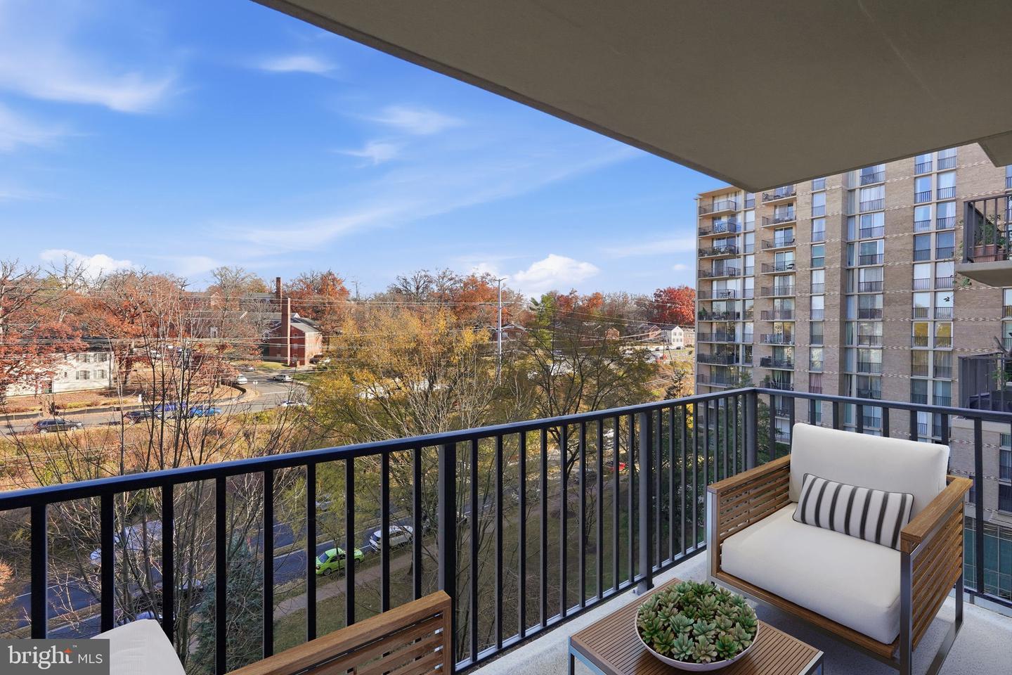 4600 S FOUR MILE RUN DR #613, ARLINGTON, Virginia 22204, 1 Bedroom Bedrooms, 5 Rooms Rooms,1 BathroomBathrooms,Residential,For sale,4600 S FOUR MILE RUN DR #613,VAAR2069658 MLS # VAAR2069658