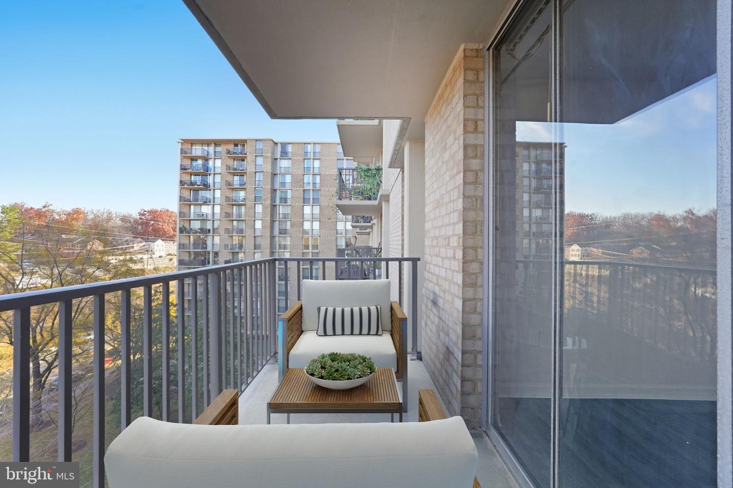 4600 S FOUR MILE RUN DR #613, ARLINGTON, Virginia 22204, 1 Bedroom Bedrooms, 5 Rooms Rooms,1 BathroomBathrooms,Residential,For sale,4600 S FOUR MILE RUN DR #613,VAAR2069658 MLS # VAAR2069658