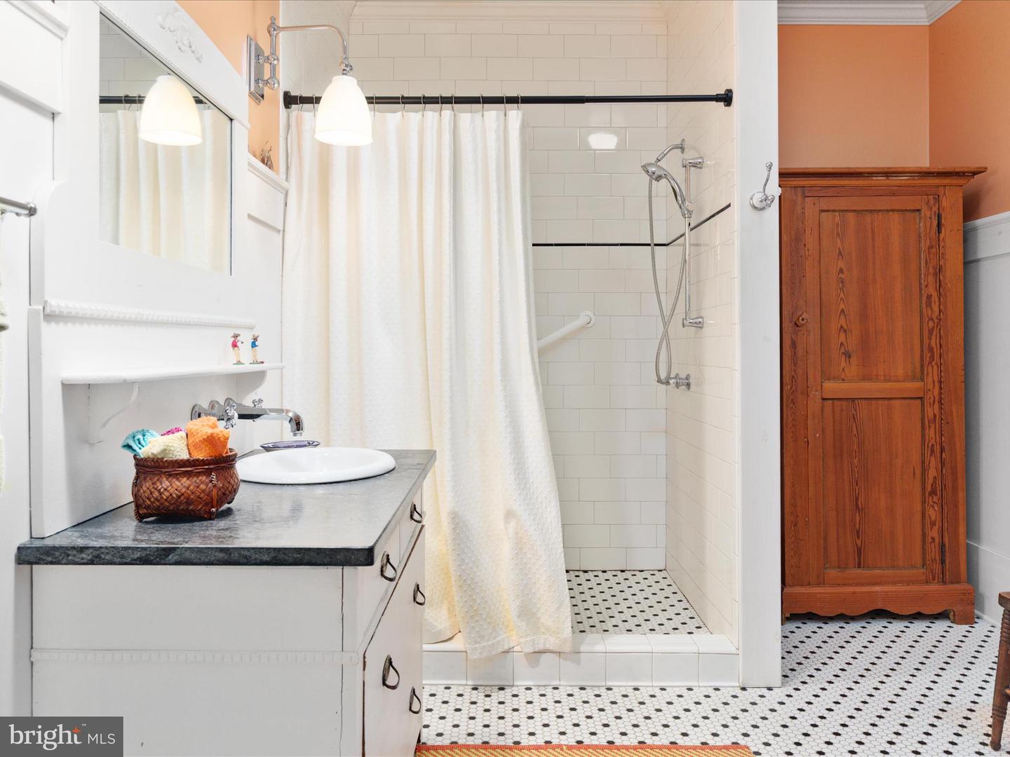 517 W LOCUST ST, WOODSTOCK, Virginia 22664, 6 Bedrooms Bedrooms, ,3 BathroomsBathrooms,Residential,For sale,517 W LOCUST ST,VASH2012792 MLS # VASH2012792