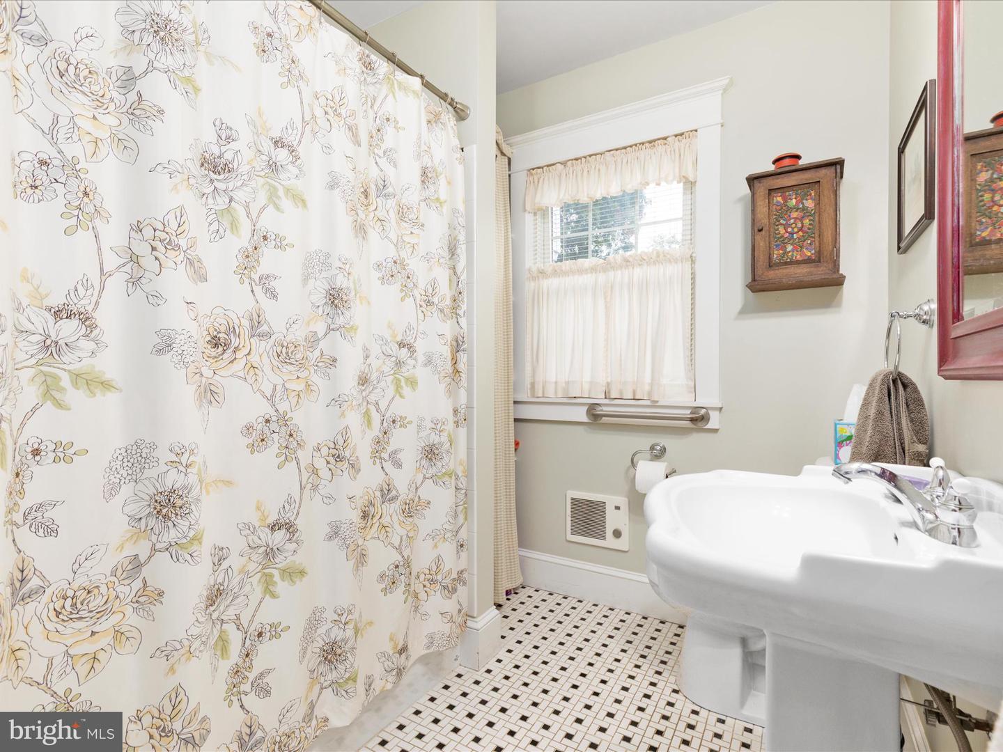 517 W LOCUST ST, WOODSTOCK, Virginia 22664, 6 Bedrooms Bedrooms, ,3 BathroomsBathrooms,Residential,For sale,517 W LOCUST ST,VASH2012792 MLS # VASH2012792