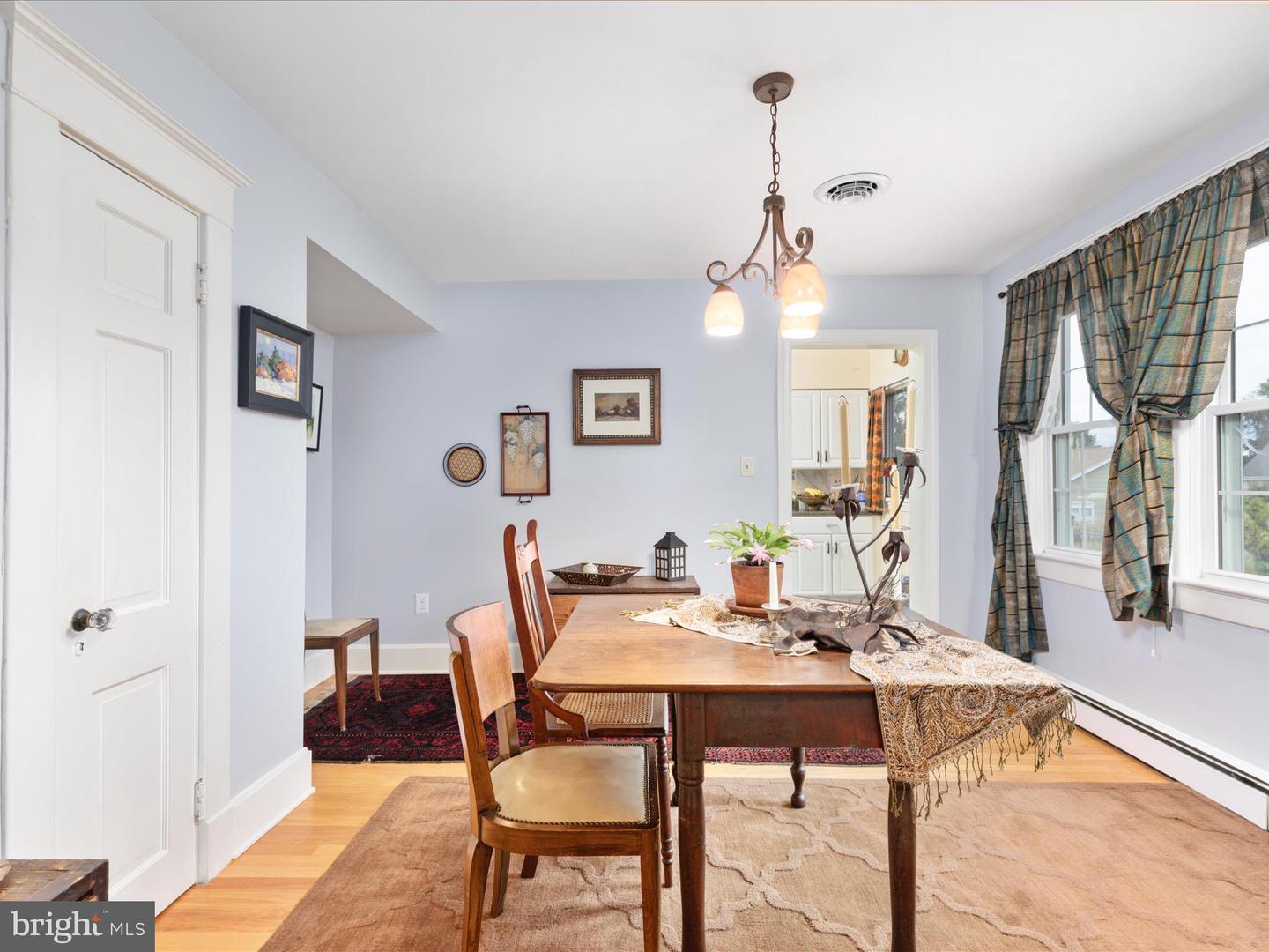 517 W LOCUST ST, WOODSTOCK, Virginia 22664, 6 Bedrooms Bedrooms, ,3 BathroomsBathrooms,Residential,For sale,517 W LOCUST ST,VASH2012792 MLS # VASH2012792