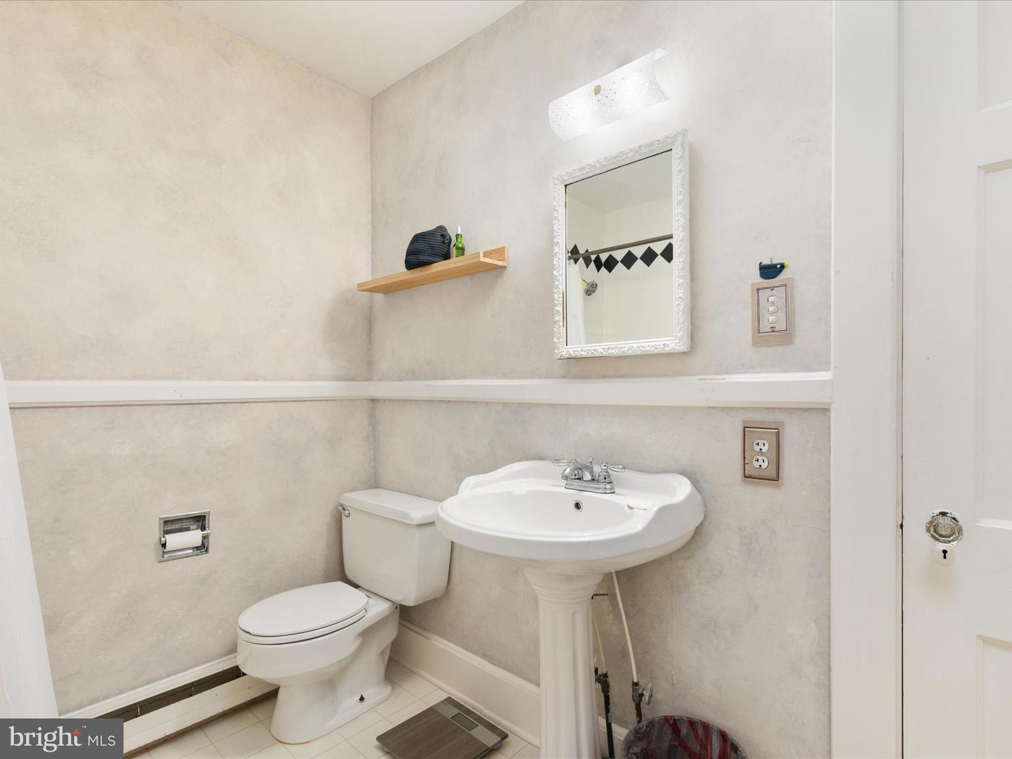 517 W LOCUST ST, WOODSTOCK, Virginia 22664, 6 Bedrooms Bedrooms, ,3 BathroomsBathrooms,Residential,For sale,517 W LOCUST ST,VASH2012792 MLS # VASH2012792