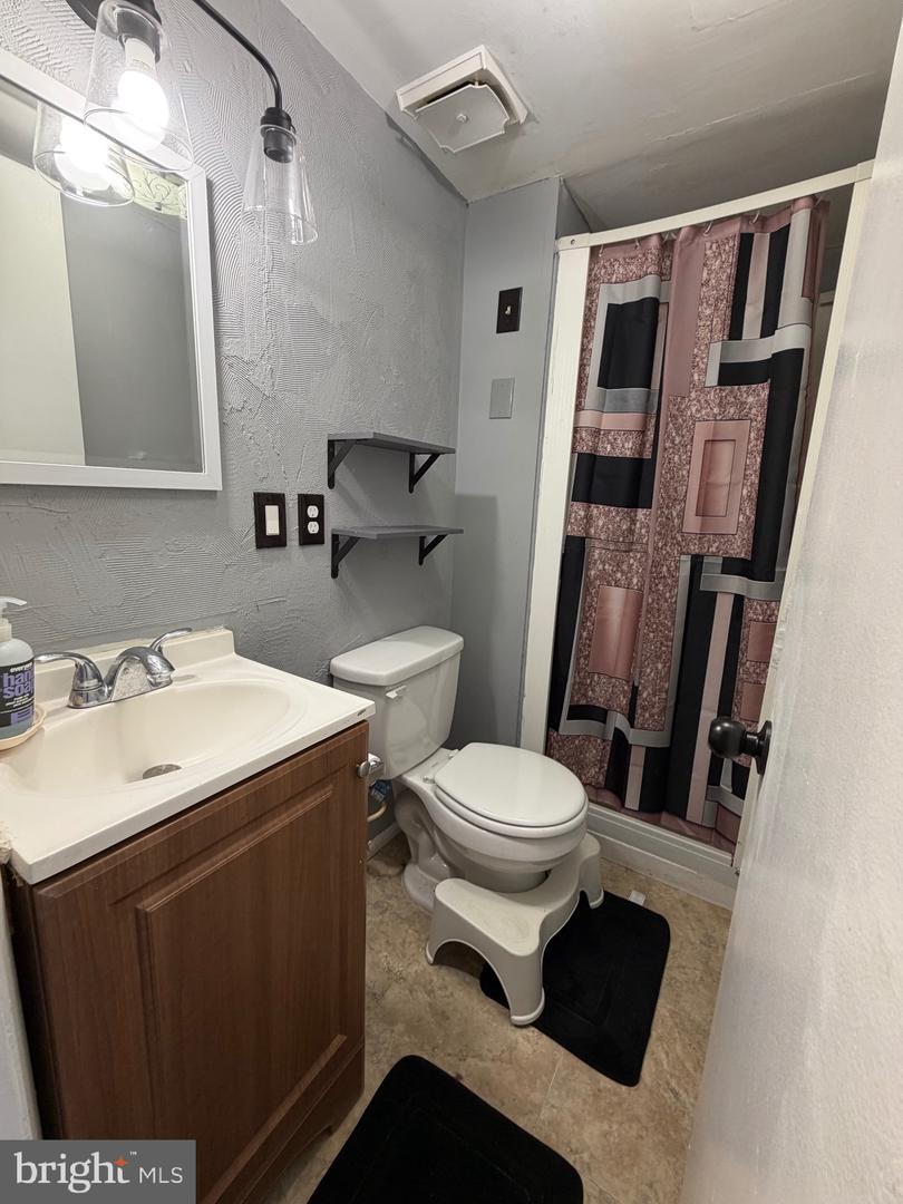 2927 PHEASANT LN, WOODBRIDGE, Virginia 22191, 4 Bedrooms Bedrooms, 6 Rooms Rooms,2 BathroomsBathrooms,Residential,For sale,2927 PHEASANT LN,VAPW2108718 MLS # VAPW2108718