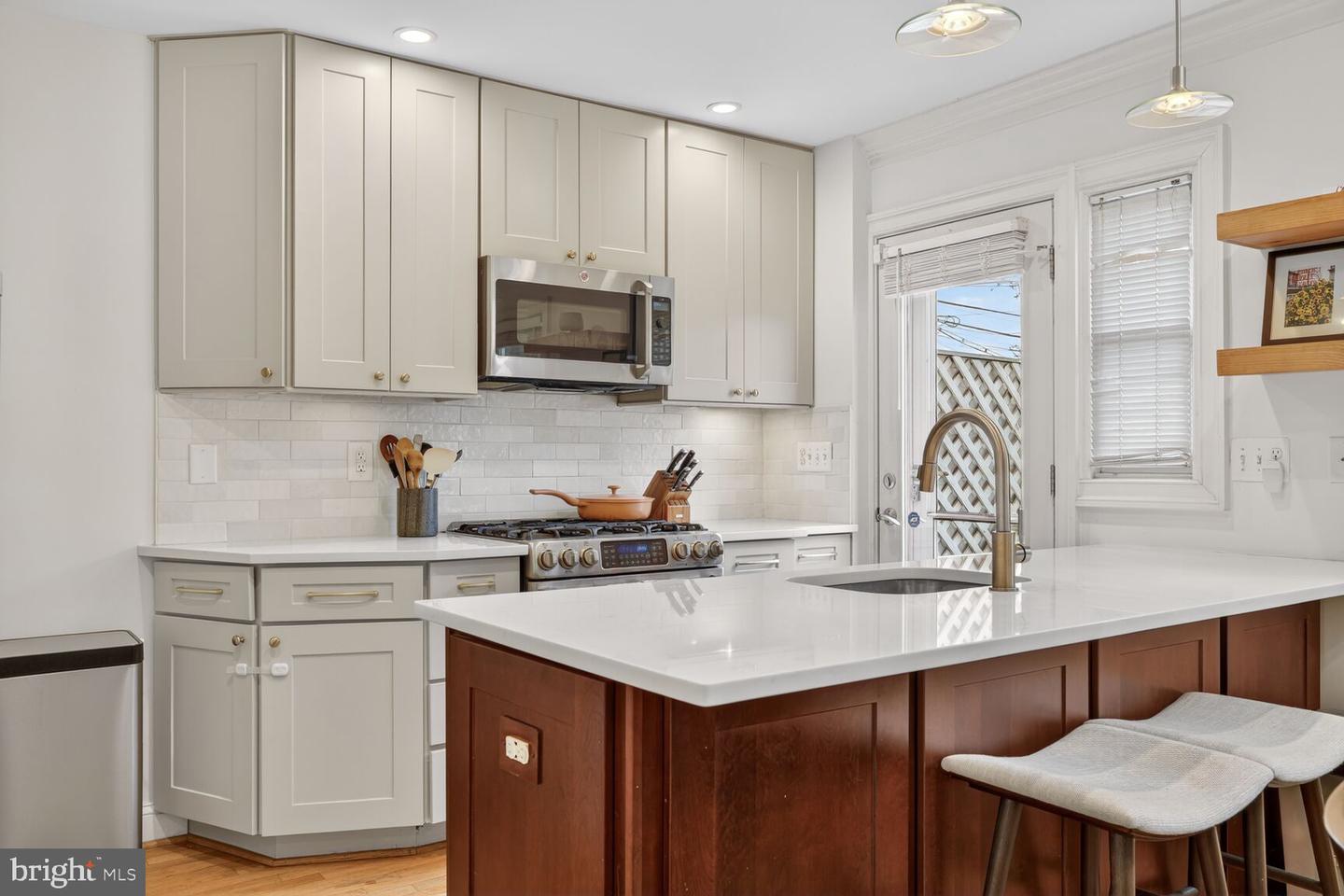 1014 COLONIAL AVE, ALEXANDRIA, Virginia 22314, 3 Bedrooms Bedrooms, ,2 BathroomsBathrooms,Residential,For sale,1014 COLONIAL AVE,VAAX2052744 MLS # VAAX2052744