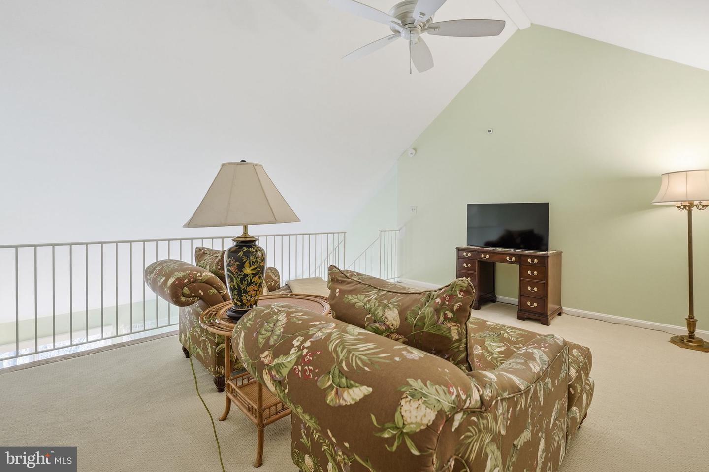 207-A LOCUST ST SE, VIENNA, Virginia 22180, 3 Bedrooms Bedrooms, ,2 BathroomsBathrooms,Residential,For sale,207-A LOCUST ST SE,VAFX2287608 MLS # VAFX2287608