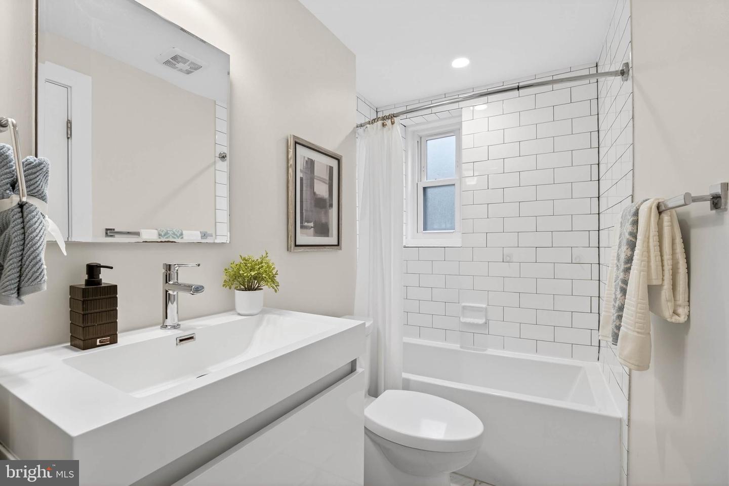 1516 K ST SE #2C, WASHINGTON, District Of Columbia 20003, 2 Bedrooms Bedrooms, ,1 BathroomBathrooms,Residential,For sale,1516 K ST SE #2C,DCDC2243998 MLS # DCDC2243998