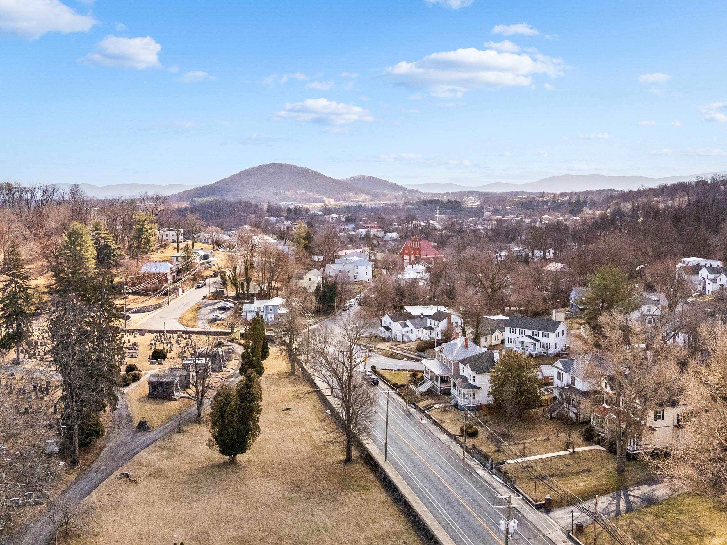 1012 W BEVERLEY ST, STAUNTON, Virginia 24401, 3 Bedrooms Bedrooms, ,2 BathroomsBathrooms,Residential,1012 W BEVERLEY ST,673970 MLS # 673970