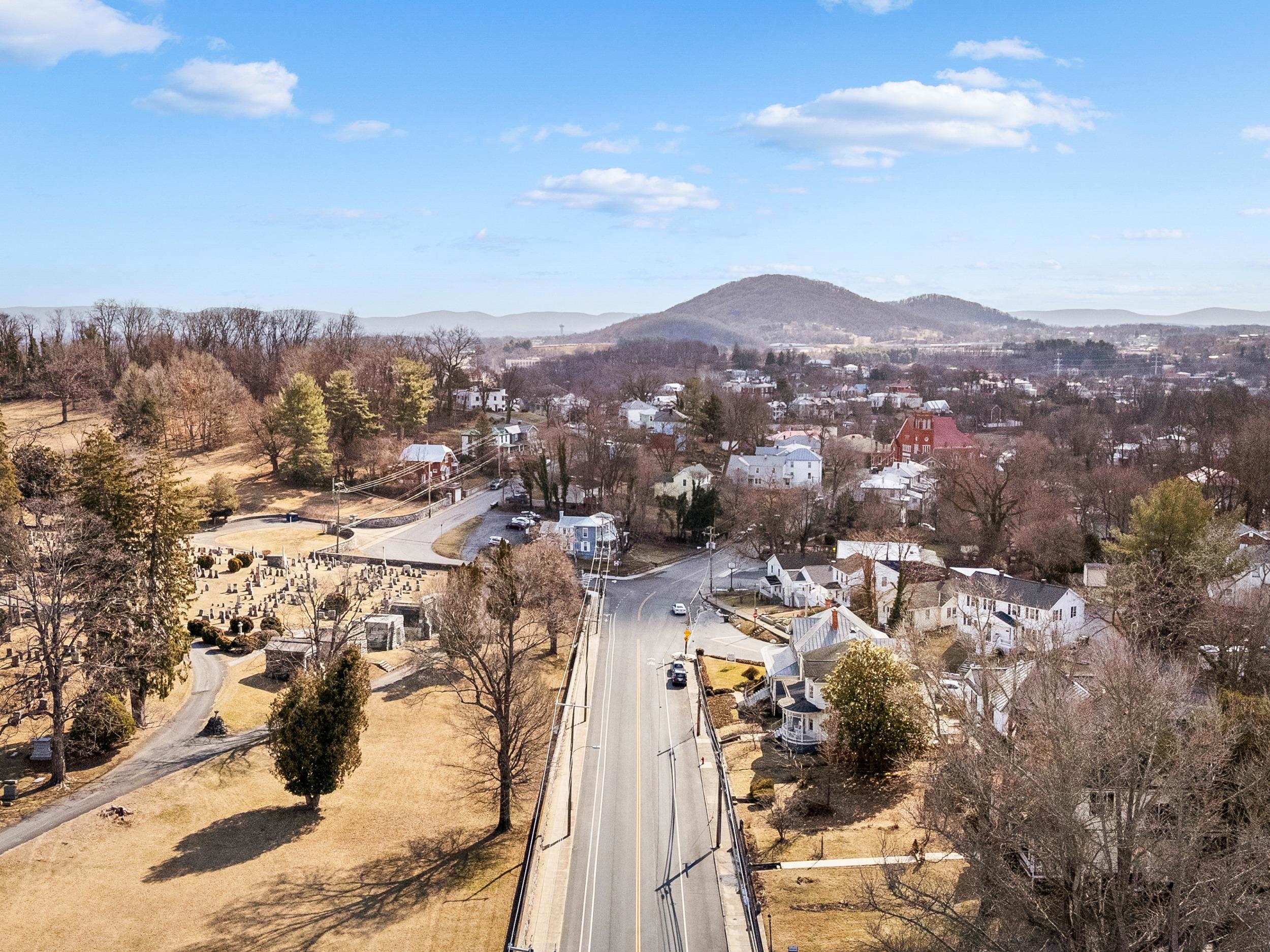 1012 W BEVERLEY ST, STAUNTON, Virginia 24401, 3 Bedrooms Bedrooms, ,2 BathroomsBathrooms,Residential,1012 W BEVERLEY ST,673970 MLS # 673970