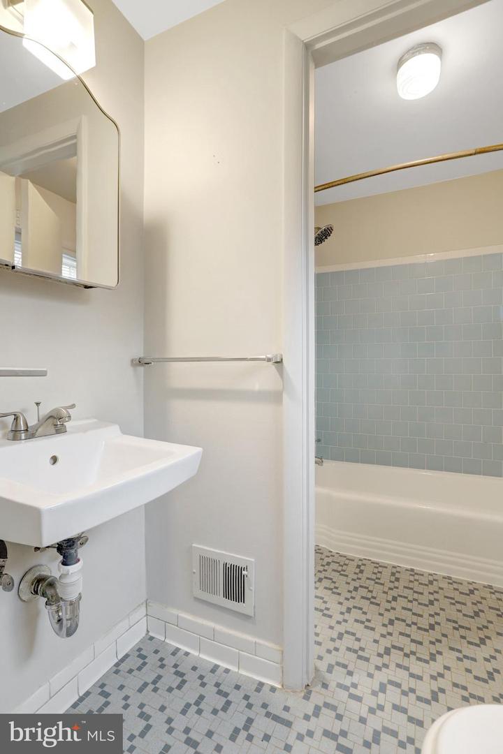 488 N OWEN ST, ALEXANDRIA, Virginia 22304, 3 Bedrooms Bedrooms, 6 Rooms Rooms,2 BathroomsBathrooms,Residential,For sale,488 N OWEN ST,VAAX2053930 MLS # VAAX2053930
