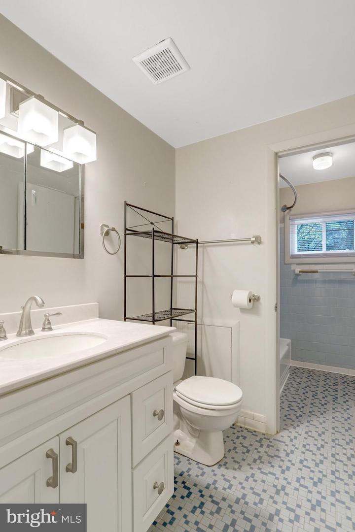 488 N OWEN ST, ALEXANDRIA, Virginia 22304, 3 Bedrooms Bedrooms, 6 Rooms Rooms,2 BathroomsBathrooms,Residential,For sale,488 N OWEN ST,VAAX2053930 MLS # VAAX2053930