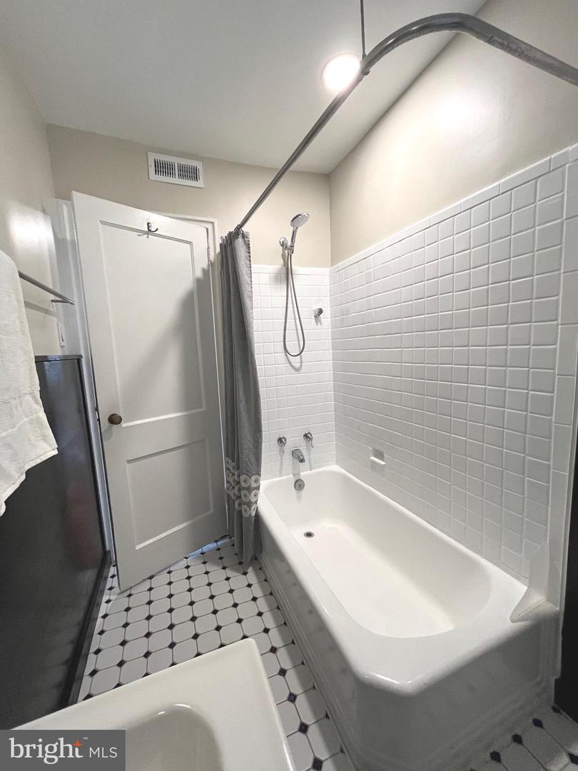 2900 13TH ST S #103, ARLINGTON, Virginia 22204, 2 Bedrooms Bedrooms, ,1 BathroomBathrooms,Residential,For sale,2900 13TH ST S #103,VAAR2068736 MLS # VAAR2068736