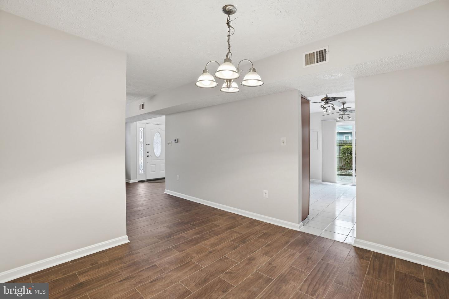 6112-B HOSKINS HOLLOW CIR, CENTREVILLE, Virginia 20121, 2 Bedrooms Bedrooms, ,2 BathroomsBathrooms,Residential,For sale,6112-B HOSKINS HOLLOW CIR,VAFX2290350 MLS # VAFX2290350