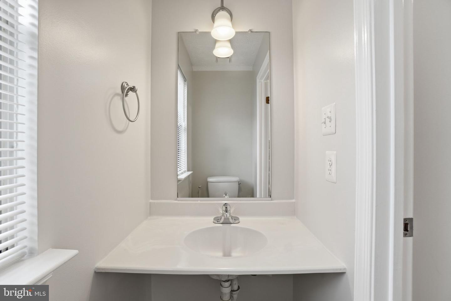 6112-B HOSKINS HOLLOW CIR, CENTREVILLE, Virginia 20121, 2 Bedrooms Bedrooms, ,2 BathroomsBathrooms,Residential,For sale,6112-B HOSKINS HOLLOW CIR,VAFX2290350 MLS # VAFX2290350