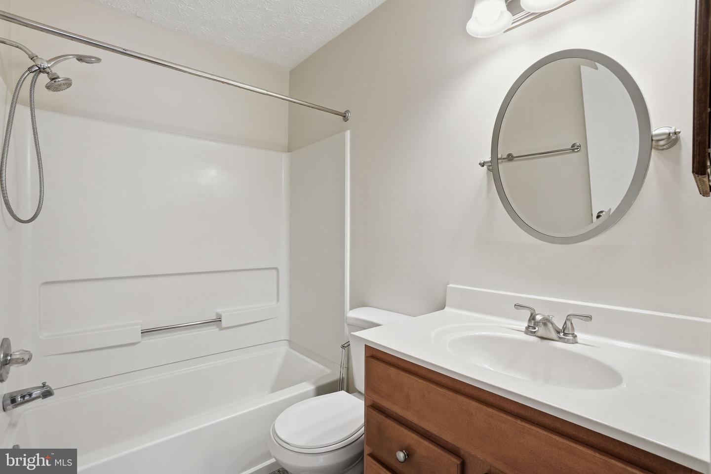 6112-B HOSKINS HOLLOW CIR, CENTREVILLE, Virginia 20121, 2 Bedrooms Bedrooms, ,2 BathroomsBathrooms,Residential,For sale,6112-B HOSKINS HOLLOW CIR,VAFX2290350 MLS # VAFX2290350