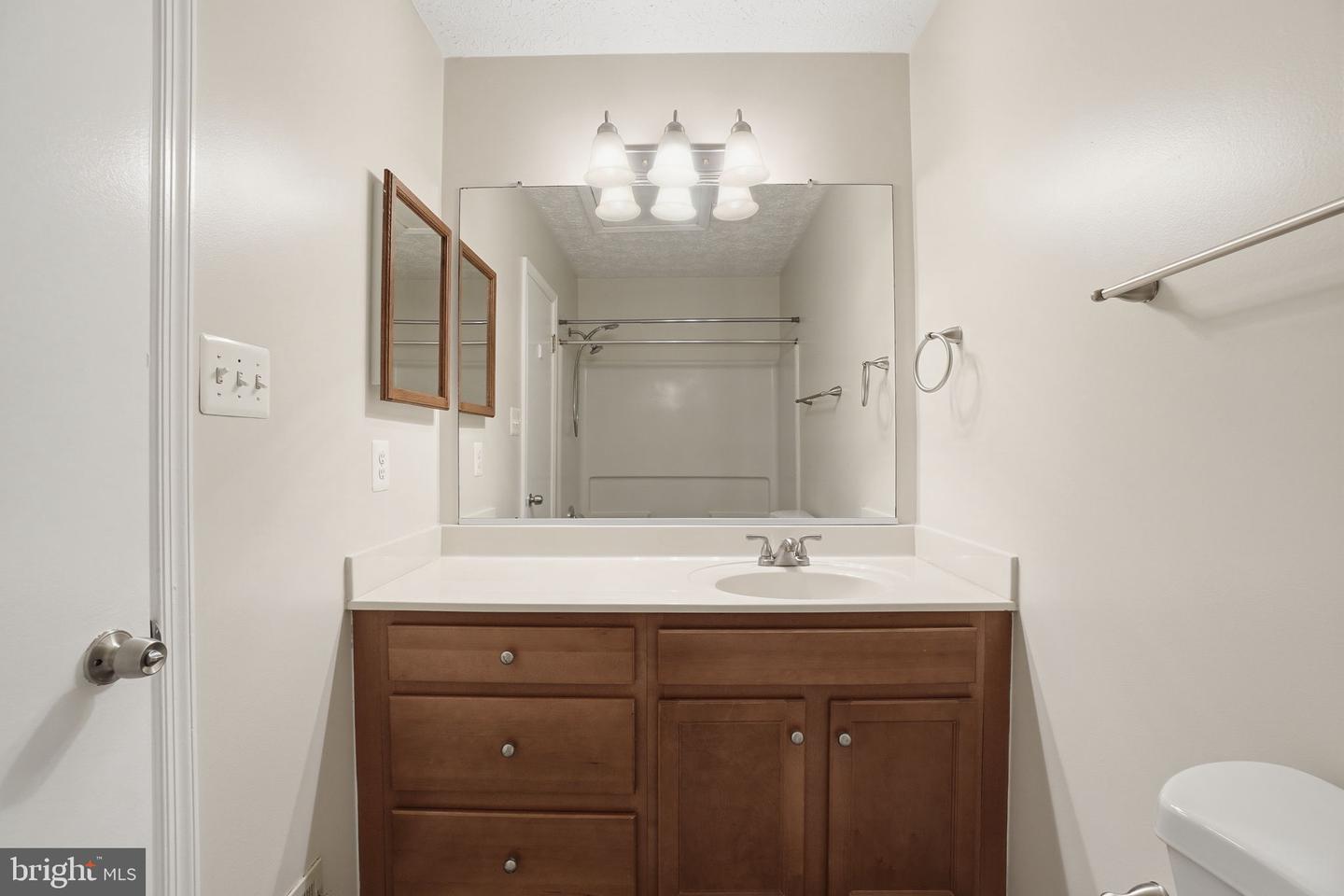 6112-B HOSKINS HOLLOW CIR, CENTREVILLE, Virginia 20121, 2 Bedrooms Bedrooms, ,2 BathroomsBathrooms,Residential,For sale,6112-B HOSKINS HOLLOW CIR,VAFX2290350 MLS # VAFX2290350