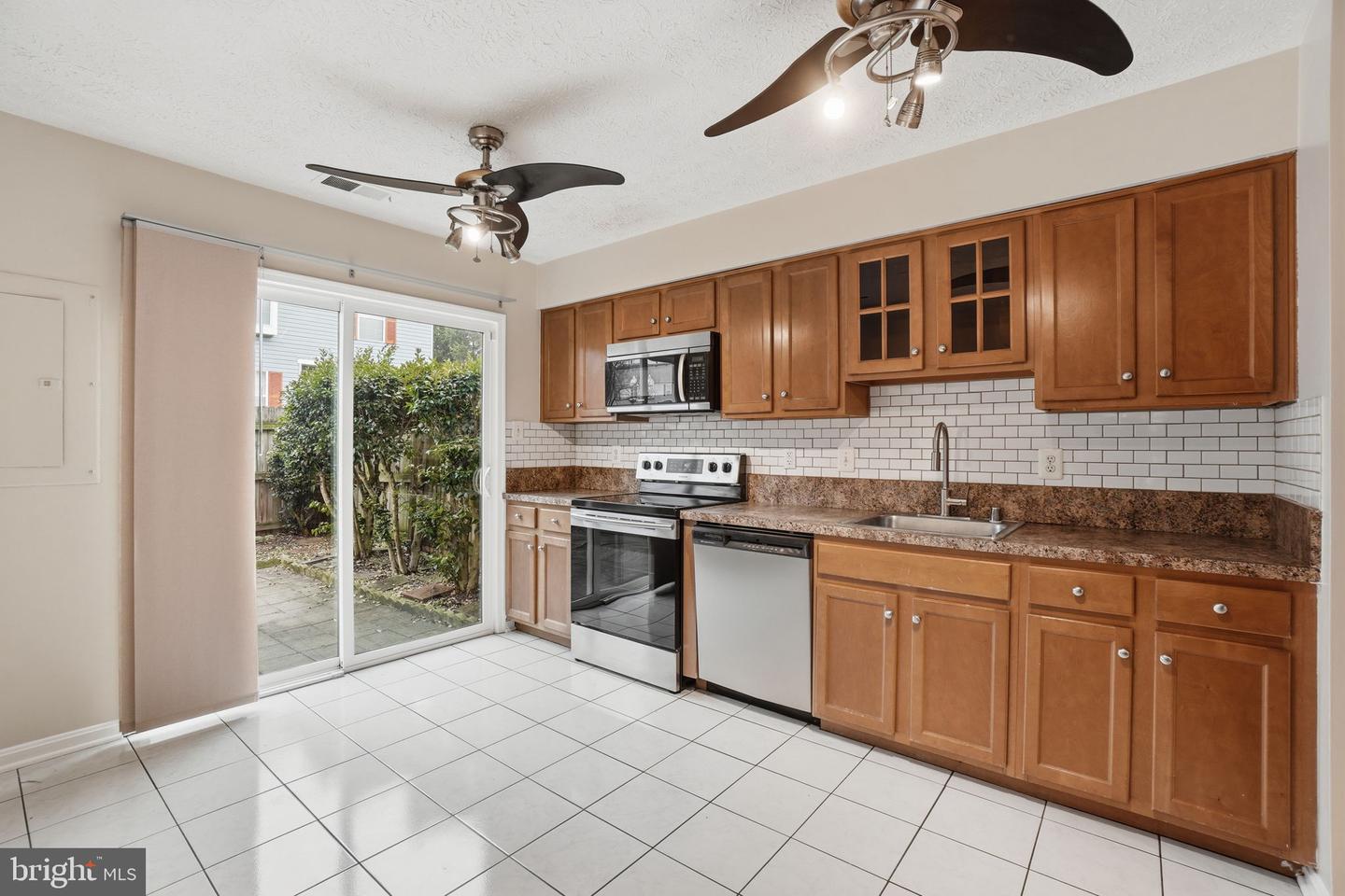 6112-B HOSKINS HOLLOW CIR, CENTREVILLE, Virginia 20121, 2 Bedrooms Bedrooms, ,2 BathroomsBathrooms,Residential,For sale,6112-B HOSKINS HOLLOW CIR,VAFX2290350 MLS # VAFX2290350