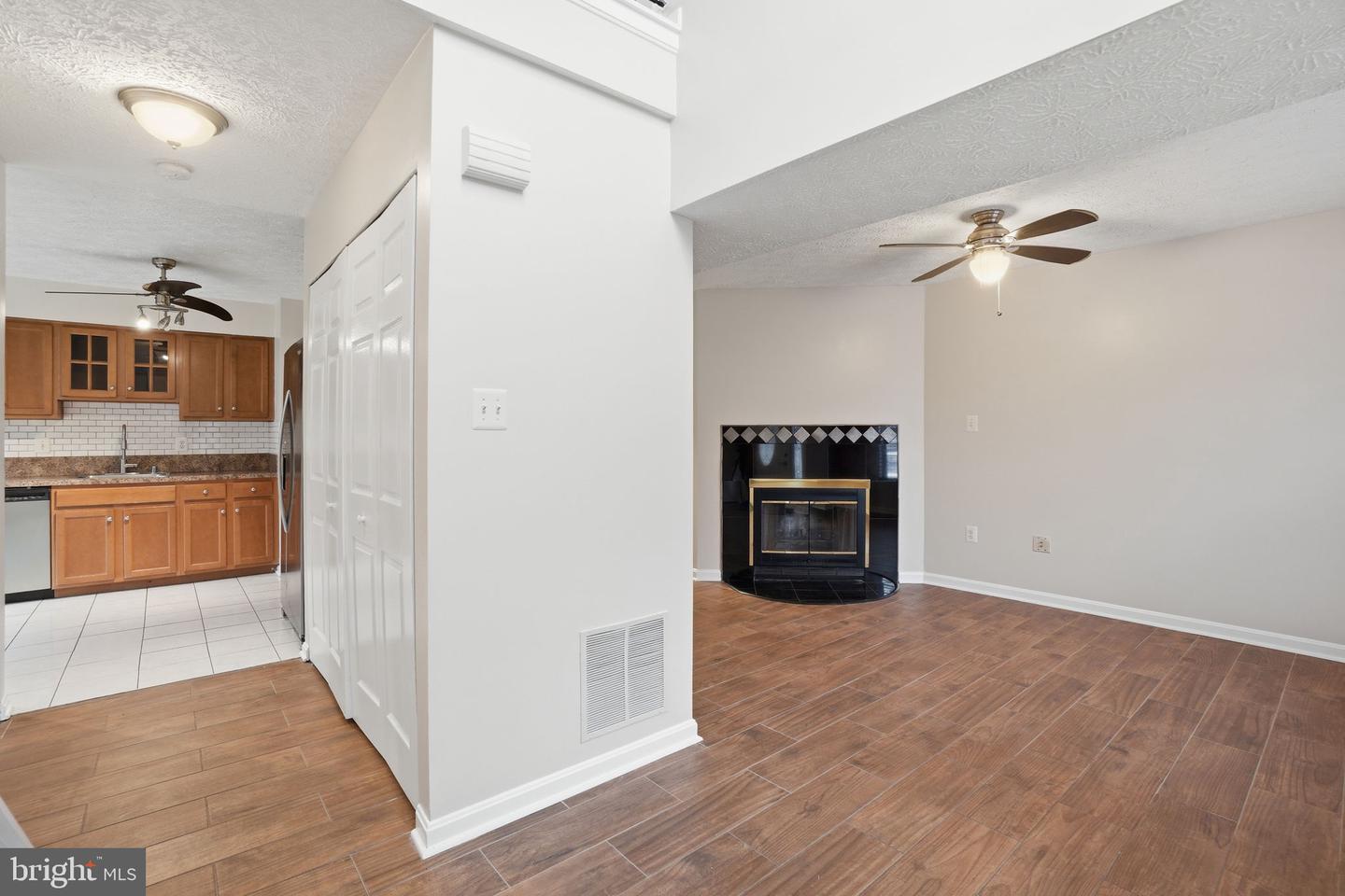 6112-B HOSKINS HOLLOW CIR, CENTREVILLE, Virginia 20121, 2 Bedrooms Bedrooms, ,2 BathroomsBathrooms,Residential,For sale,6112-B HOSKINS HOLLOW CIR,VAFX2290350 MLS # VAFX2290350