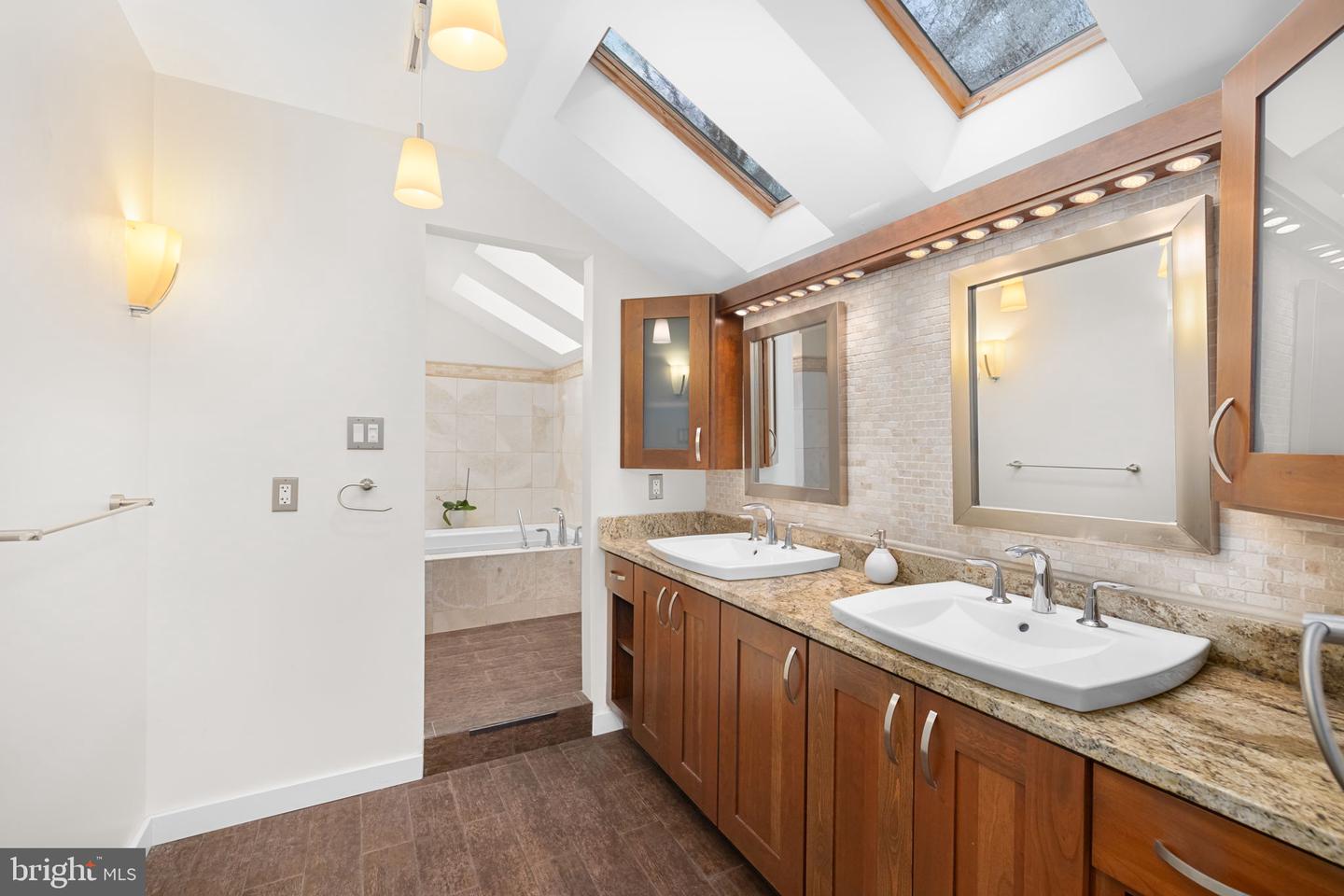 5500 BEECH RIDGE DR, FAIRFAX, Virginia 22030, 5 Bedrooms Bedrooms, ,4 BathroomsBathrooms,Residential,For sale,5500 BEECH RIDGE DR,VAFX2290716 MLS # VAFX2290716