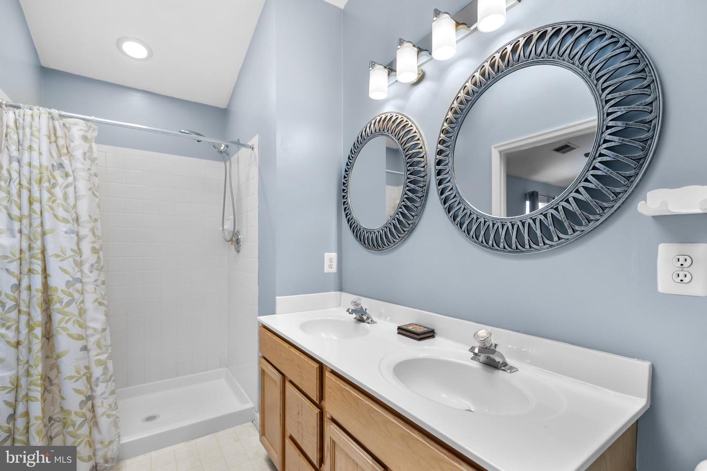 2576 GRAYTON LN, WOODBRIDGE, Virginia 22191, 3 Bedrooms Bedrooms, ,3 BathroomsBathrooms,Residential,For sale,2576 GRAYTON LN,VAPW2112442 MLS # VAPW2112442