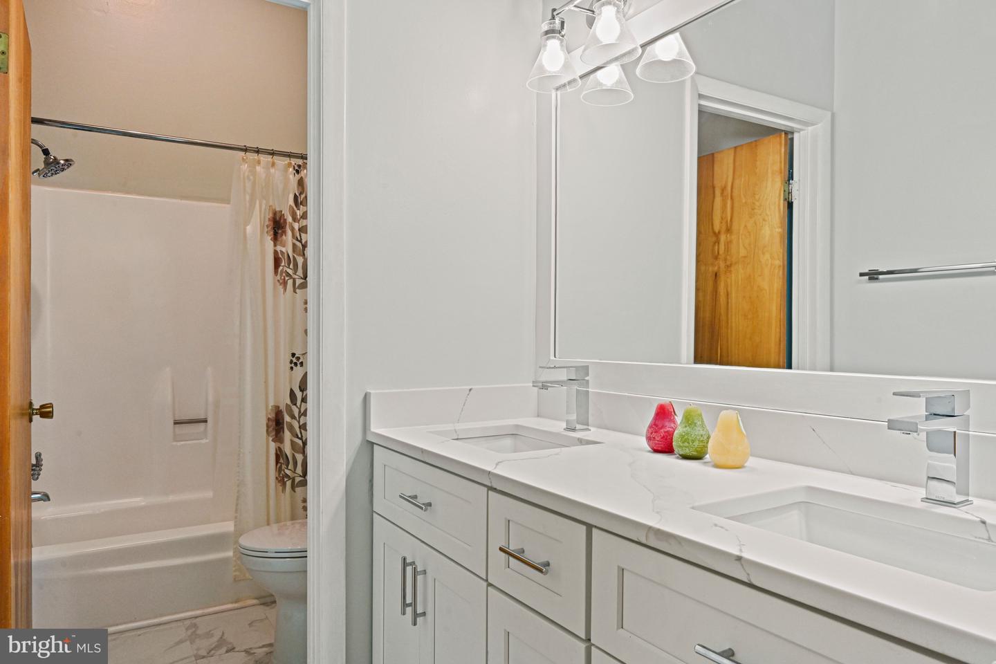 10611 ALLENWOOD LN, GREAT FALLS, Virginia 22066, 6 Bedrooms Bedrooms, ,4 BathroomsBathrooms,Residential,For sale,10611 ALLENWOOD LN,VAFX2291158 MLS # VAFX2291158