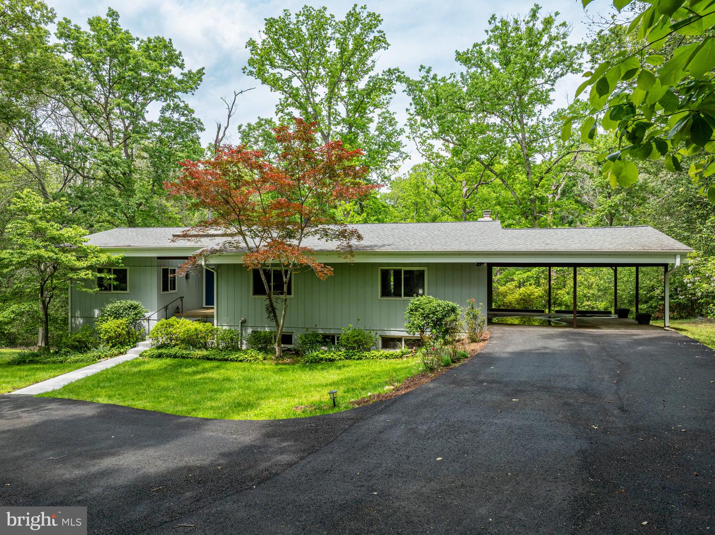 10611 ALLENWOOD LN, GREAT FALLS, Virginia 22066, 6 Bedrooms Bedrooms, ,4 BathroomsBathrooms,Residential,For sale,10611 ALLENWOOD LN,VAFX2291158 MLS # VAFX2291158