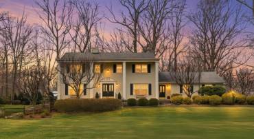 304 CHESAPEAKE DR, GREAT FALLS, Virginia 22066, 5 Bedrooms Bedrooms, ,5 BathroomsBathrooms,Residential,For sale,304 CHESAPEAKE DR,VAFX2291910 MLS # VAFX2291910