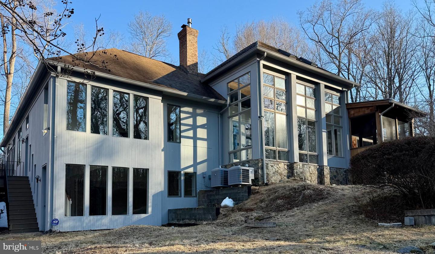 945 HICKORY RUN LN, GREAT FALLS, Virginia 22066, 4 Bedrooms Bedrooms, ,4 BathroomsBathrooms,Residential,For sale,945 HICKORY RUN LN,VAFX2292532 MLS # VAFX2292532