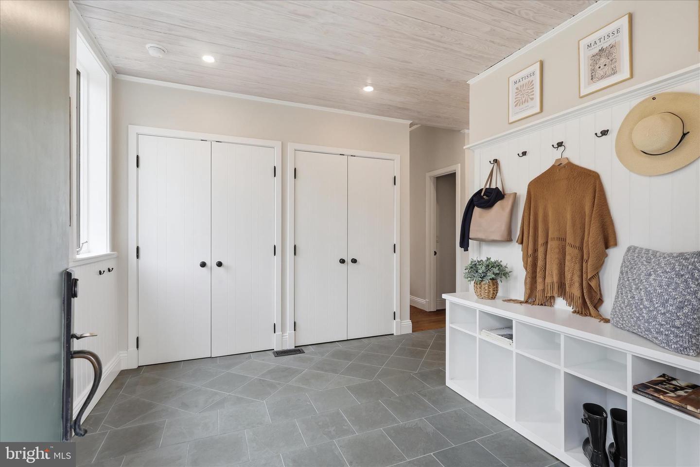 945 HICKORY RUN LN, GREAT FALLS, Virginia 22066, 4 Bedrooms Bedrooms, ,4 BathroomsBathrooms,Residential,For sale,945 HICKORY RUN LN,VAFX2292532 MLS # VAFX2292532