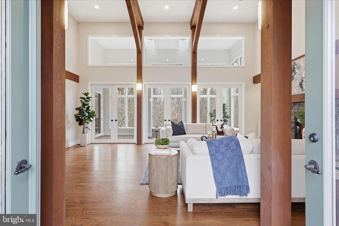 945 HICKORY RUN LN, GREAT FALLS, Virginia 22066, 4 Bedrooms Bedrooms, ,4 BathroomsBathrooms,Residential,For sale,945 HICKORY RUN LN,VAFX2292532 MLS # VAFX2292532