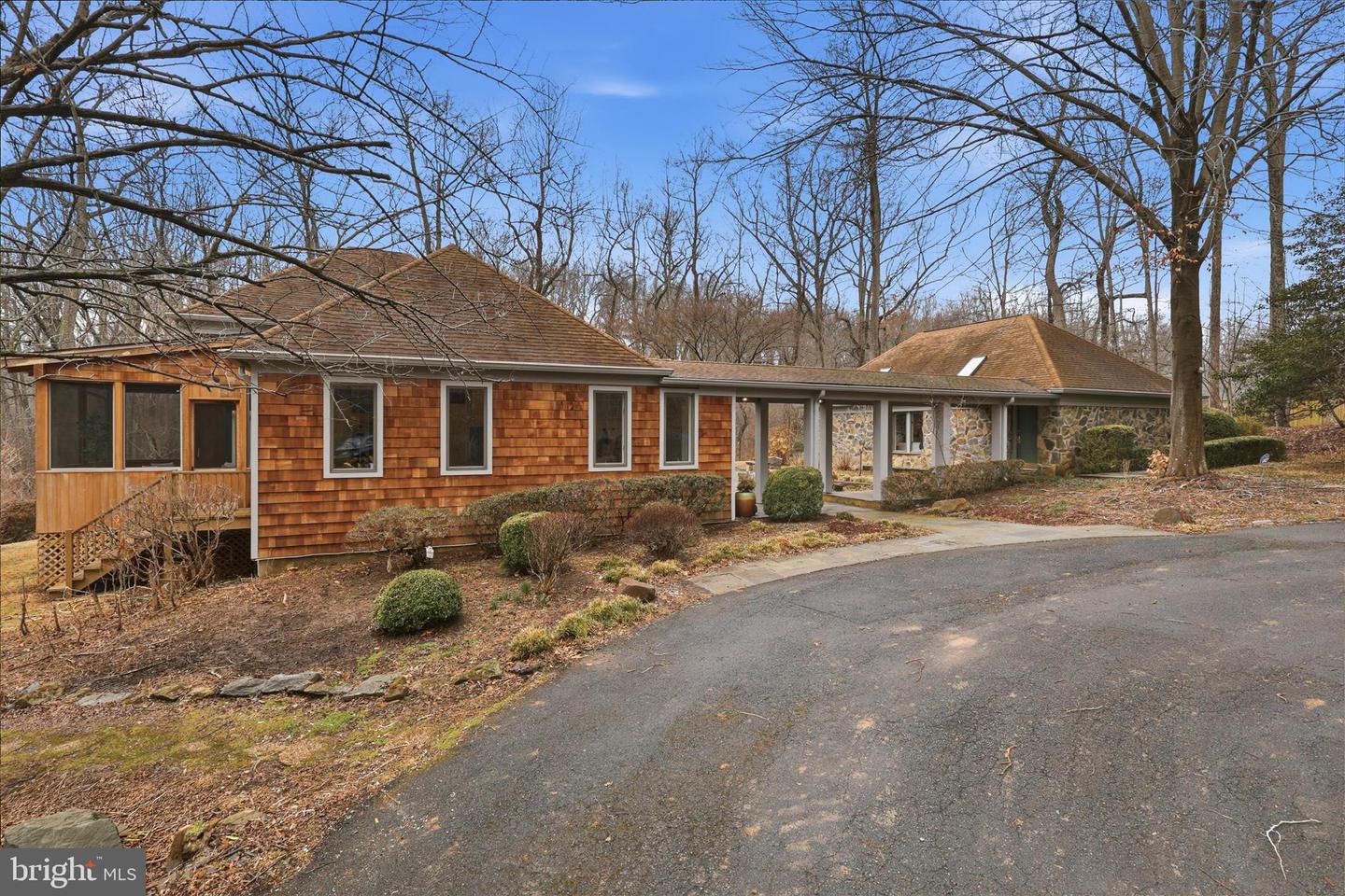 945 HICKORY RUN LN, GREAT FALLS, Virginia 22066, 4 Bedrooms Bedrooms, ,4 BathroomsBathrooms,Residential,For sale,945 HICKORY RUN LN,VAFX2292532 MLS # VAFX2292532