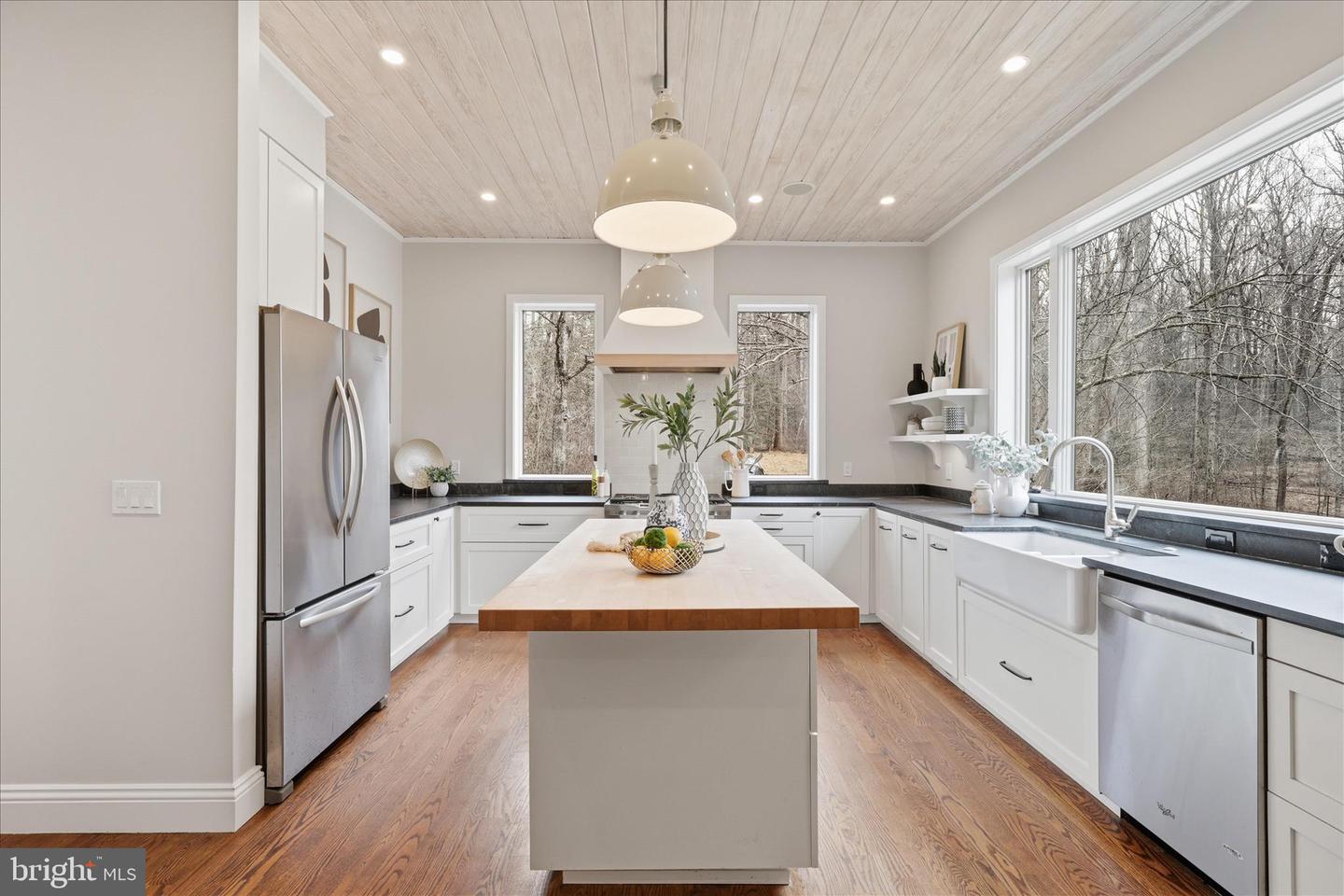 945 HICKORY RUN LN, GREAT FALLS, Virginia 22066, 4 Bedrooms Bedrooms, ,4 BathroomsBathrooms,Residential,For sale,945 HICKORY RUN LN,VAFX2292532 MLS # VAFX2292532