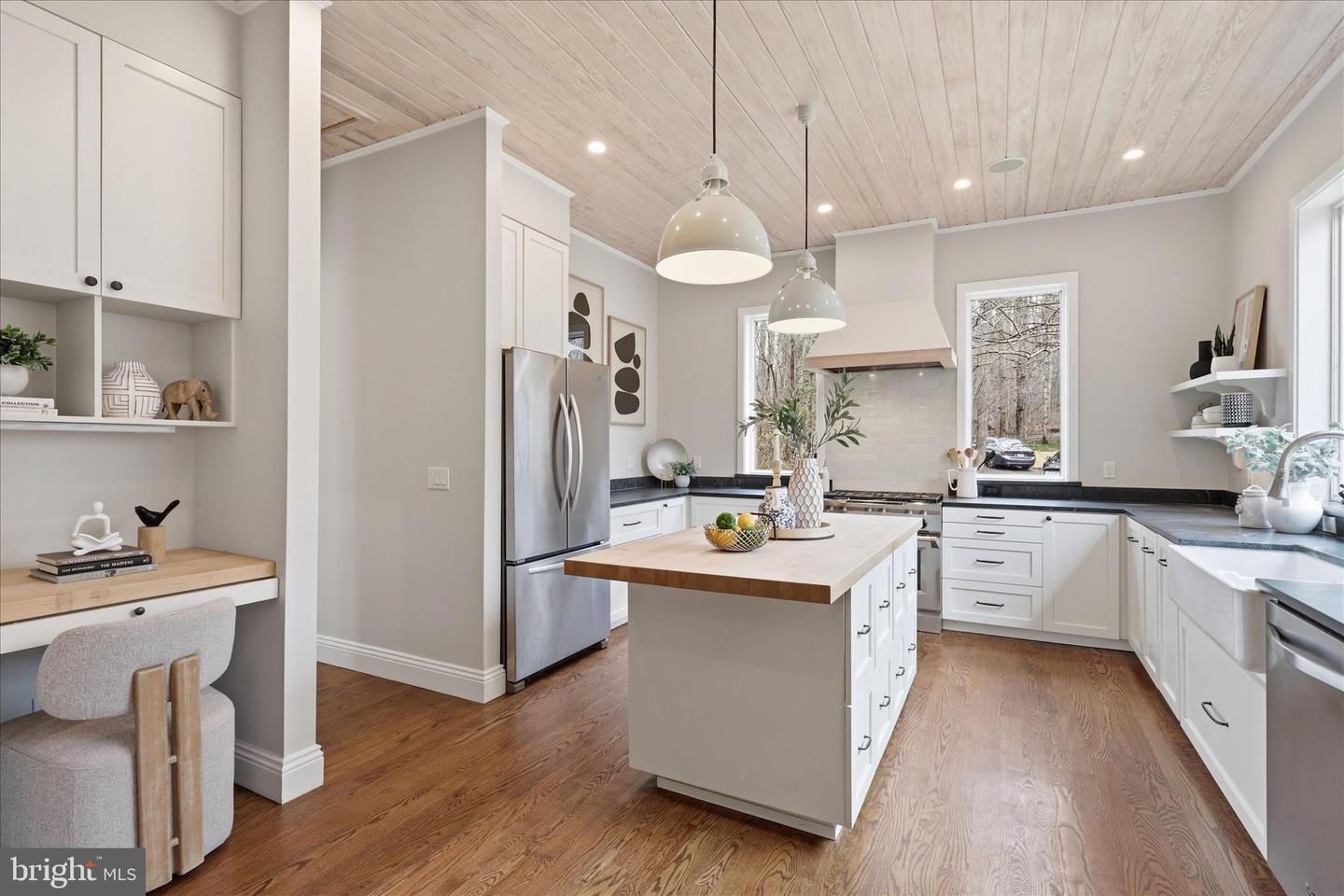 945 HICKORY RUN LN, GREAT FALLS, Virginia 22066, 4 Bedrooms Bedrooms, ,4 BathroomsBathrooms,Residential,For sale,945 HICKORY RUN LN,VAFX2292532 MLS # VAFX2292532