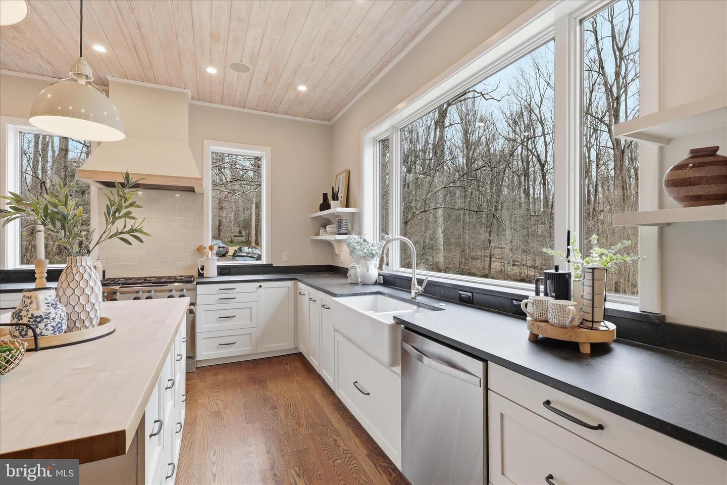 945 HICKORY RUN LN, GREAT FALLS, Virginia 22066, 4 Bedrooms Bedrooms, ,4 BathroomsBathrooms,Residential,For sale,945 HICKORY RUN LN,VAFX2292532 MLS # VAFX2292532