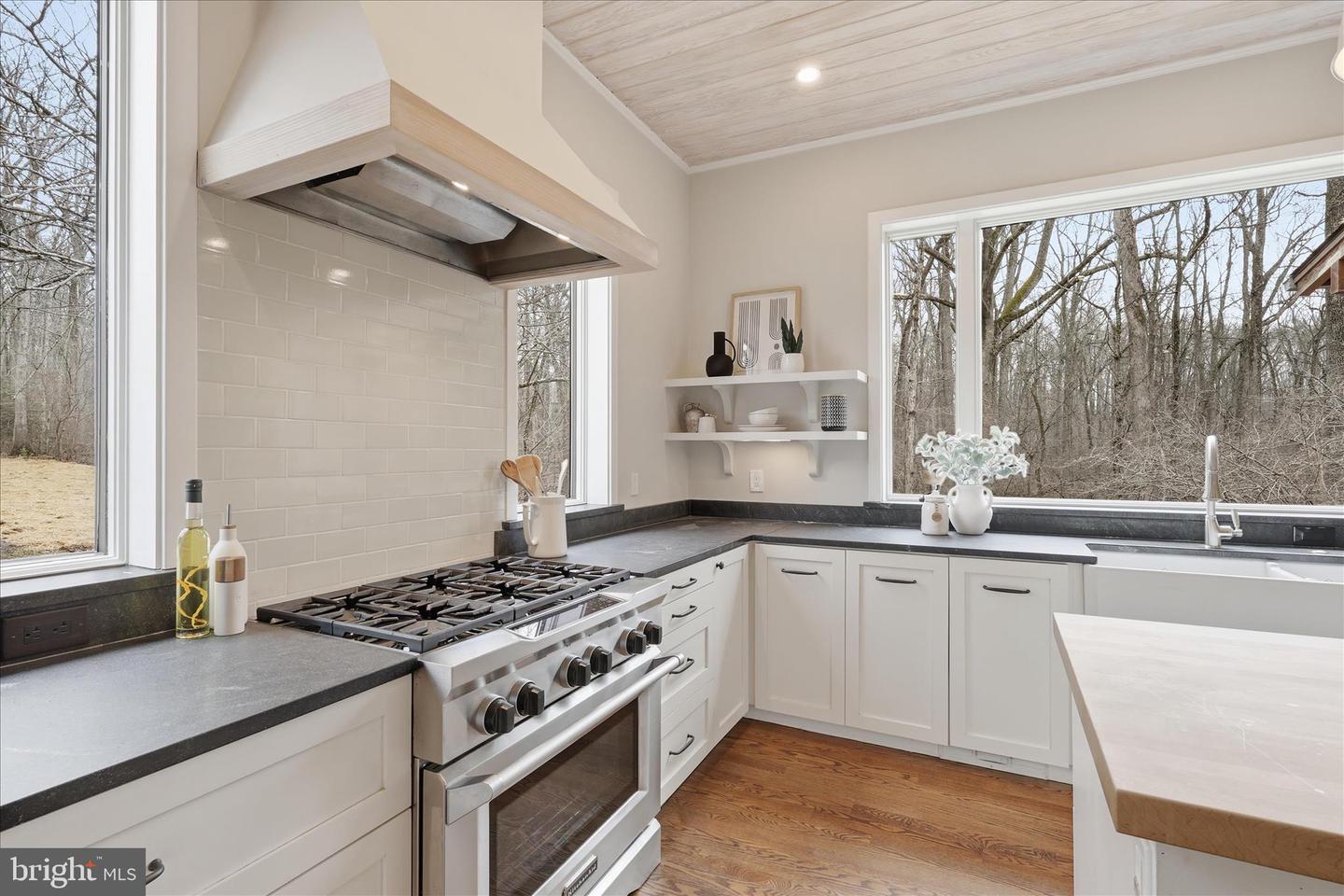 945 HICKORY RUN LN, GREAT FALLS, Virginia 22066, 4 Bedrooms Bedrooms, ,4 BathroomsBathrooms,Residential,For sale,945 HICKORY RUN LN,VAFX2292532 MLS # VAFX2292532