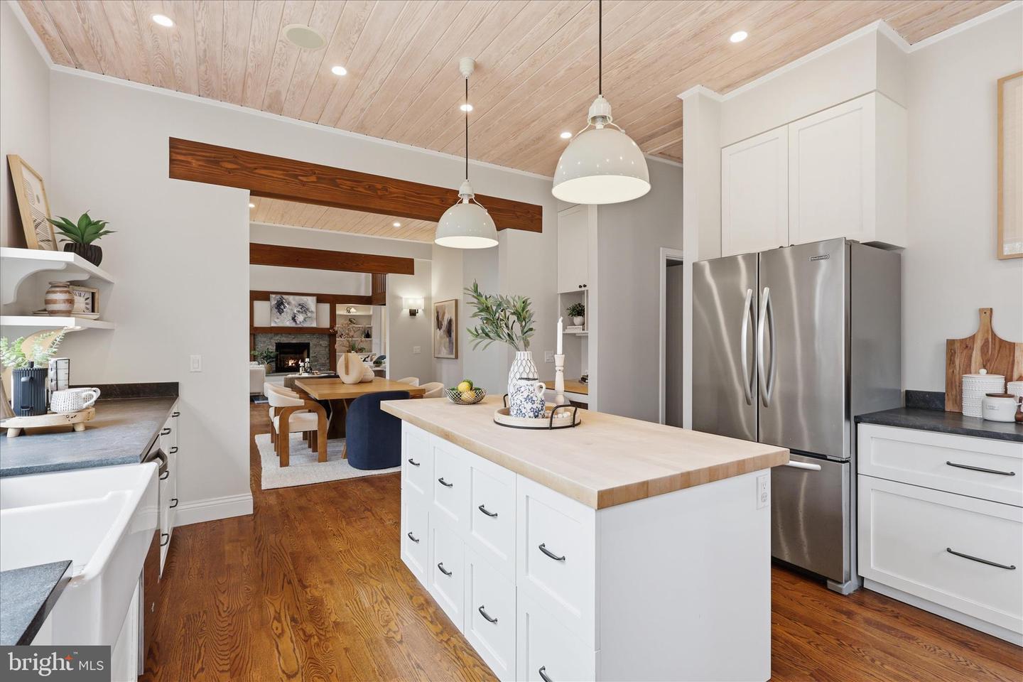 945 HICKORY RUN LN, GREAT FALLS, Virginia 22066, 4 Bedrooms Bedrooms, ,4 BathroomsBathrooms,Residential,For sale,945 HICKORY RUN LN,VAFX2292532 MLS # VAFX2292532