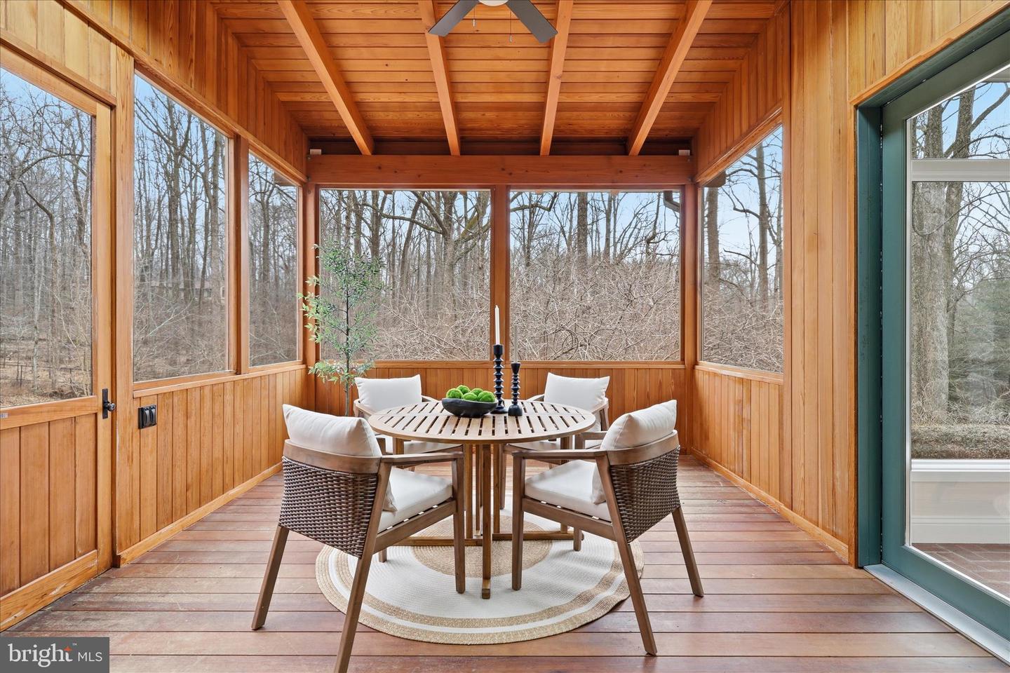 945 HICKORY RUN LN, GREAT FALLS, Virginia 22066, 4 Bedrooms Bedrooms, ,4 BathroomsBathrooms,Residential,For sale,945 HICKORY RUN LN,VAFX2292532 MLS # VAFX2292532