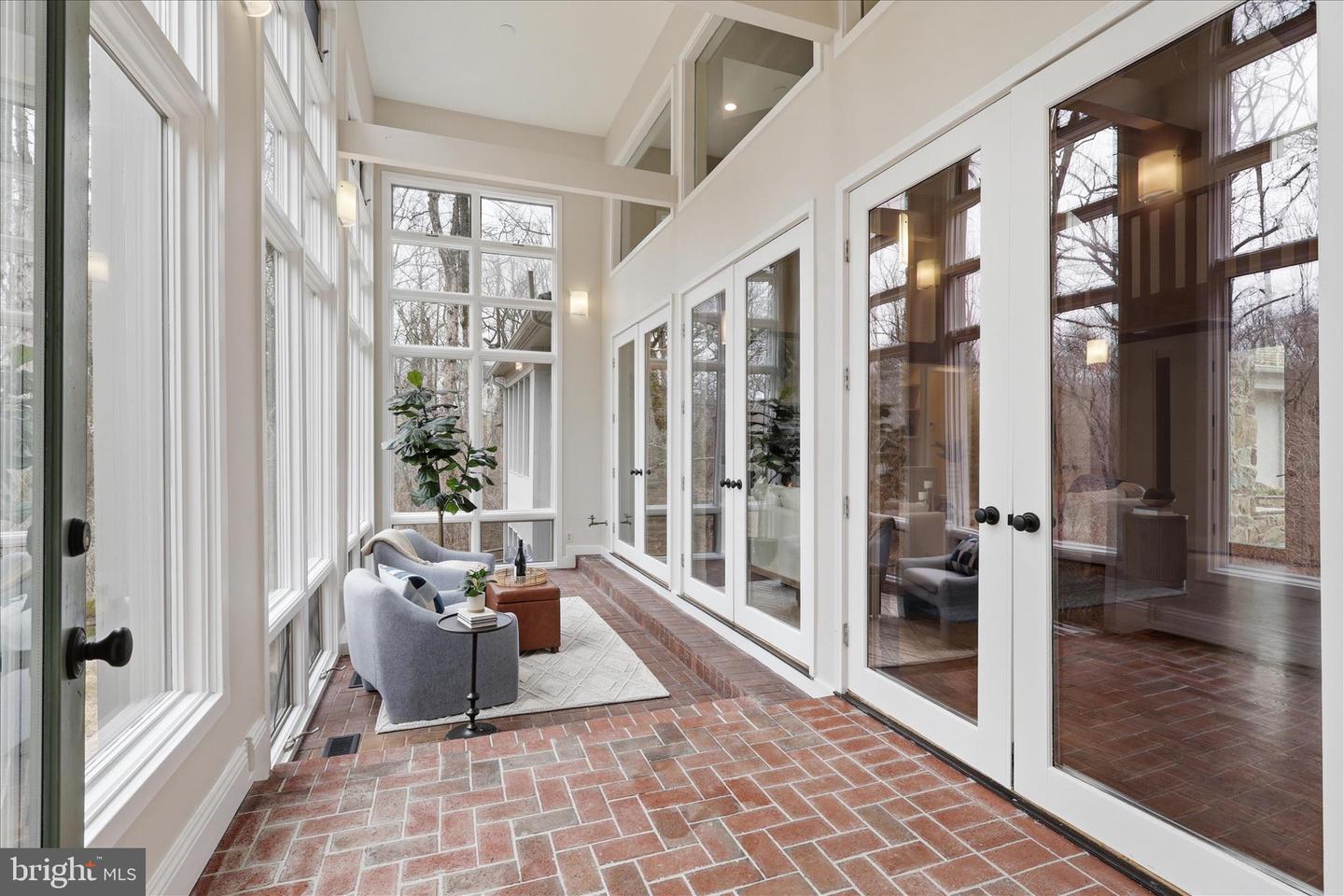 945 HICKORY RUN LN, GREAT FALLS, Virginia 22066, 4 Bedrooms Bedrooms, ,4 BathroomsBathrooms,Residential,For sale,945 HICKORY RUN LN,VAFX2292532 MLS # VAFX2292532