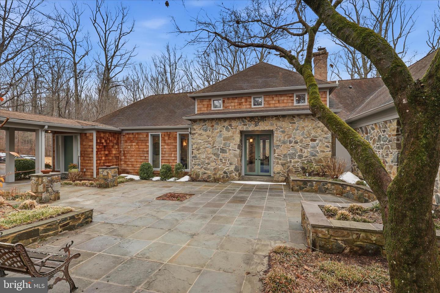 945 HICKORY RUN LN, GREAT FALLS, Virginia 22066, 4 Bedrooms Bedrooms, ,4 BathroomsBathrooms,Residential,For sale,945 HICKORY RUN LN,VAFX2292532 MLS # VAFX2292532