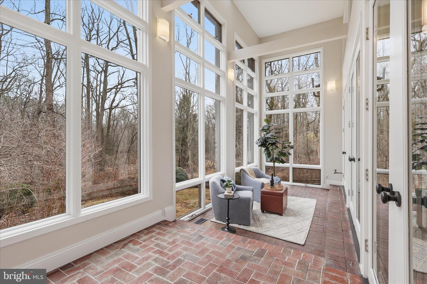 945 HICKORY RUN LN, GREAT FALLS, Virginia 22066, 4 Bedrooms Bedrooms, ,4 BathroomsBathrooms,Residential,For sale,945 HICKORY RUN LN,VAFX2292532 MLS # VAFX2292532